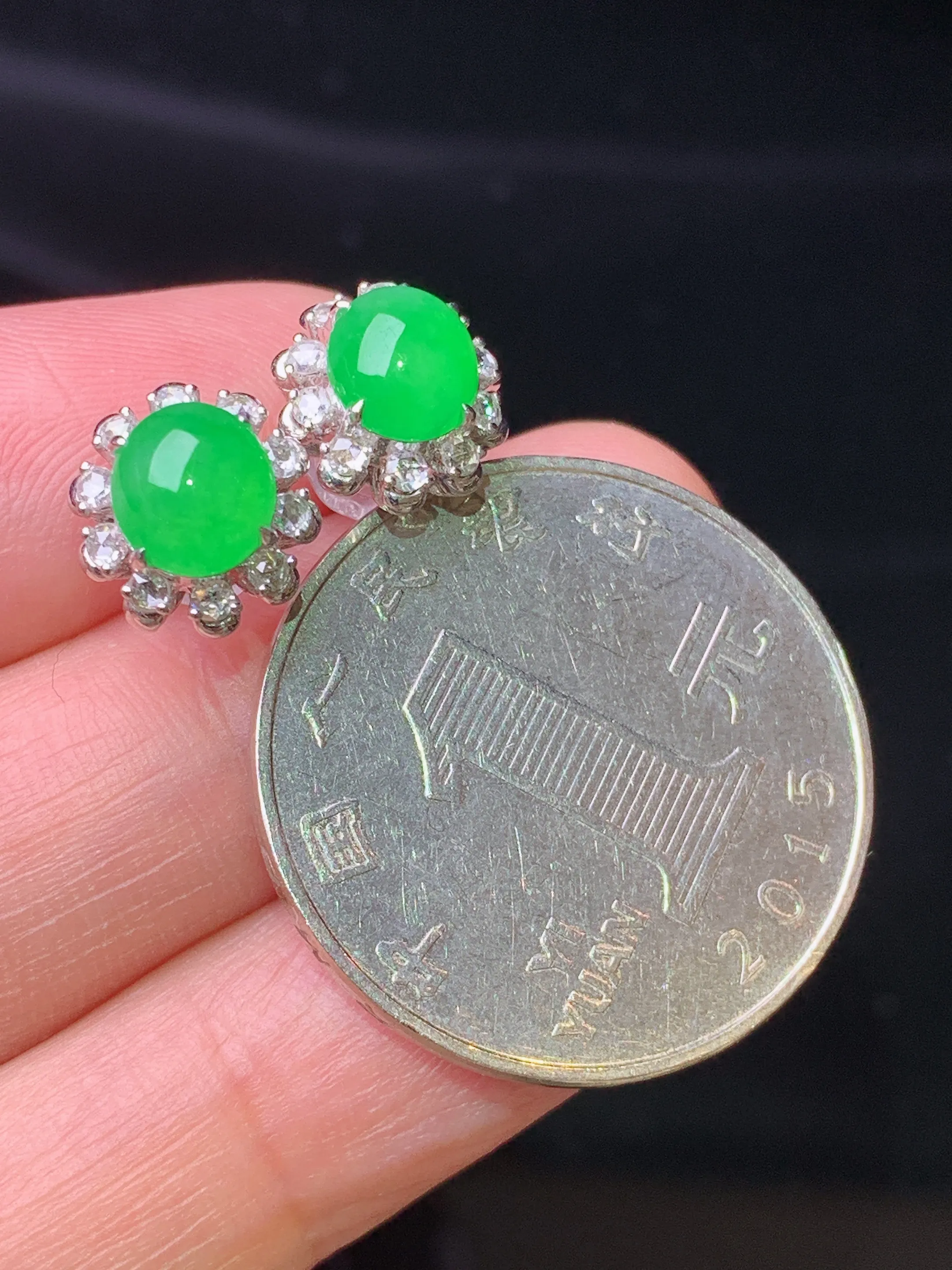 18k金钻镶嵌满绿蛋面耳钉 玉质细腻 色泽艳丽清新 整体尺寸9.8*9.3*6.8