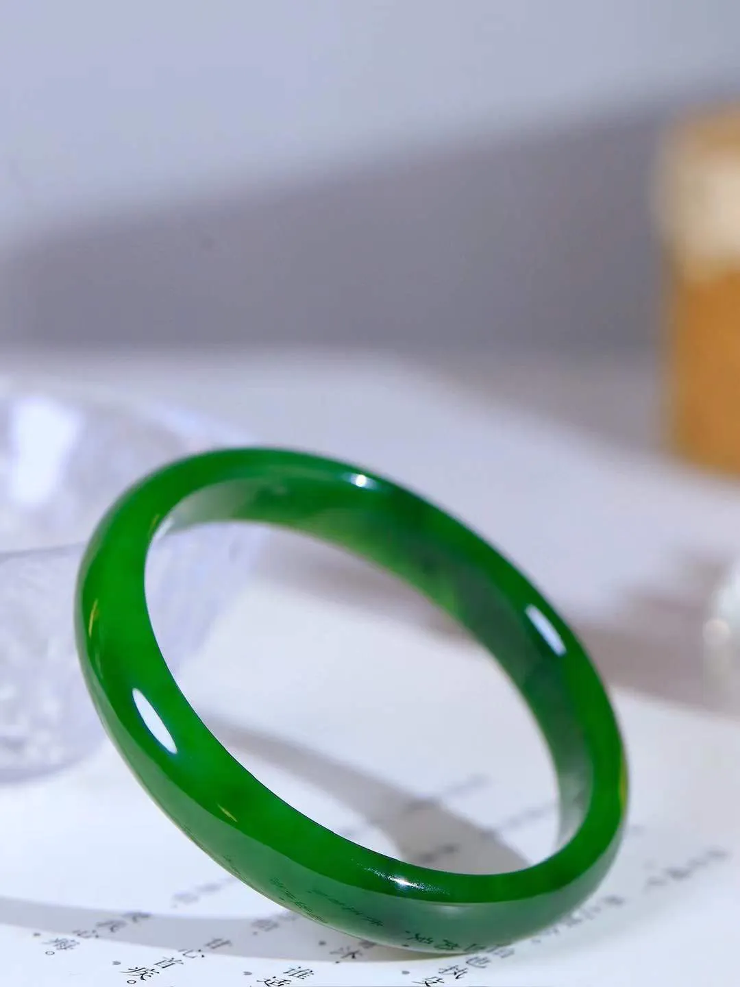 【碧波流转·手镯】

收藏级臻品️和田玉碧玉手镯，玉质细腻温润，手感舒适，️线条流畅，简约大气，美自天成，佩戴于腕间，婉约之美，举手投足间透出那份低调奢华，醉人心扉。
重37.2克 内径圈口58.5mm尺寸11.5-6.5mm  FDA-13151008