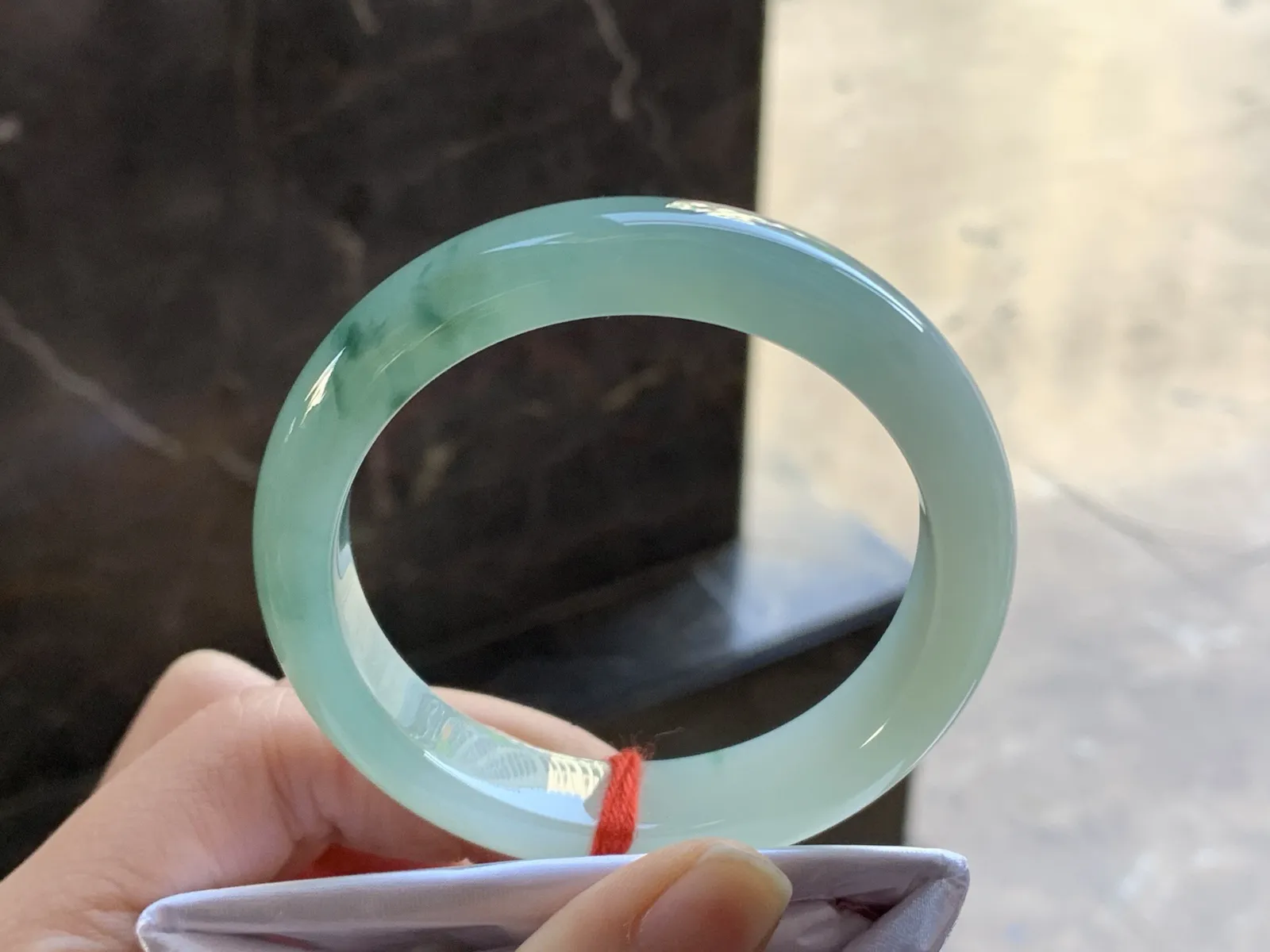 54-13-8.5

蓝花手镯^_^鲜艳 玉质温润