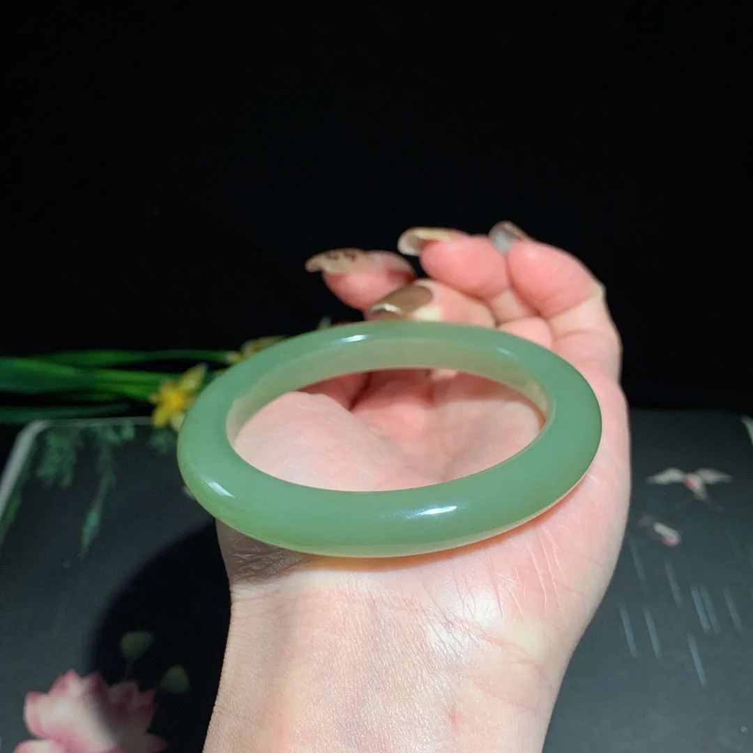 和田玉56.5圈晴水色手镯！清水色！玉质细腻油润 底色纯净  无裂无杂 脂粉好，品质高。