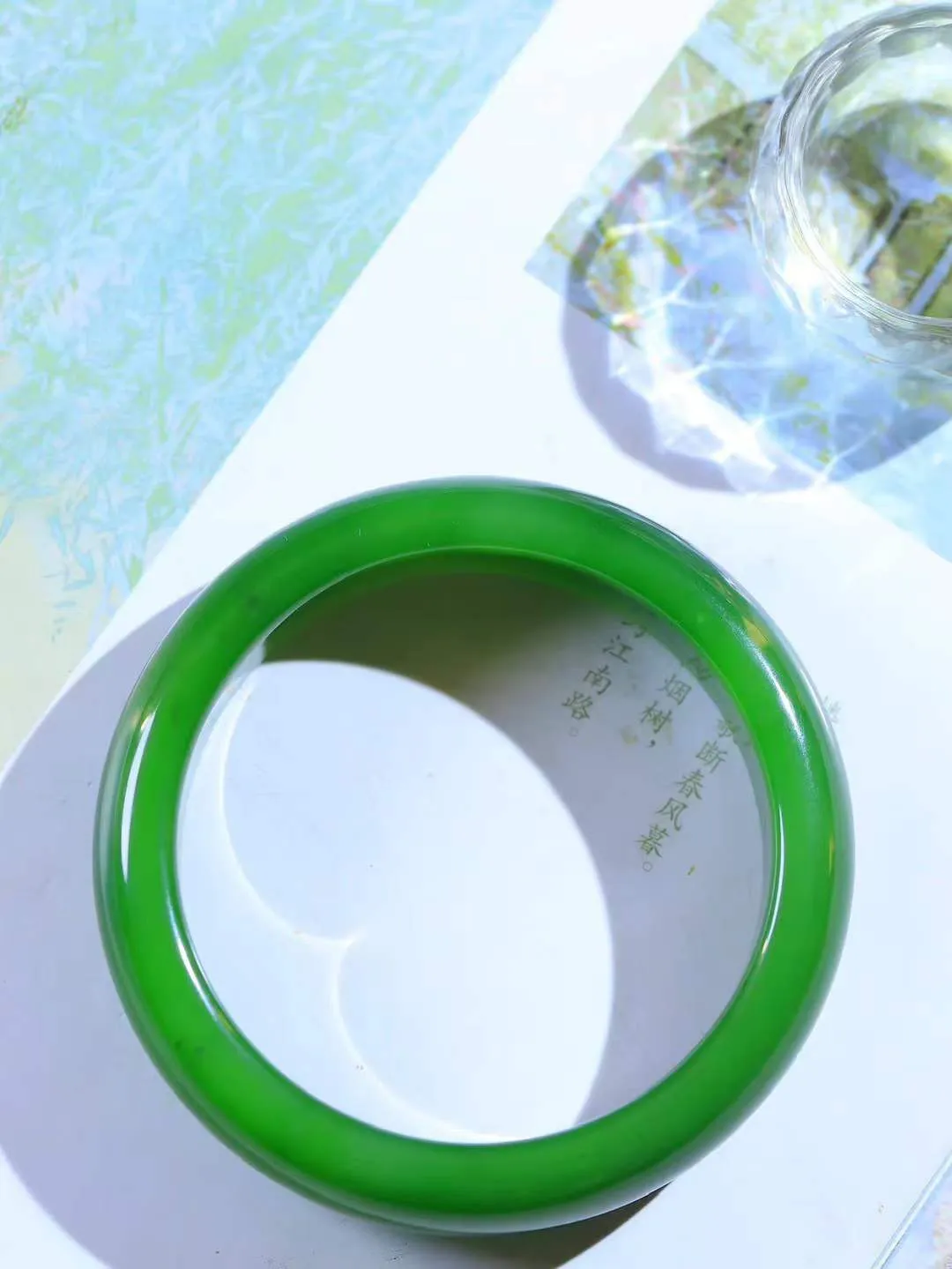 【悠悠芳华.镯】

典藏级和田玉碧玉手镯 玉质温润 青葱岁月，尽收腕中，婉转流畅，凝岁月悠长。盈一眸恬淡，挽一抹绿意。重78克 内径59mm尺寸16.8-9mm   861202855A