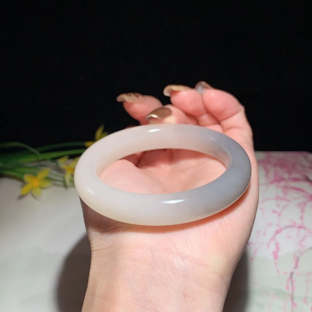 和田玉55圈口藕粉双色手镯，玉质细腻油润 底色纯净 无裂无杂 脂粉好，品质好！