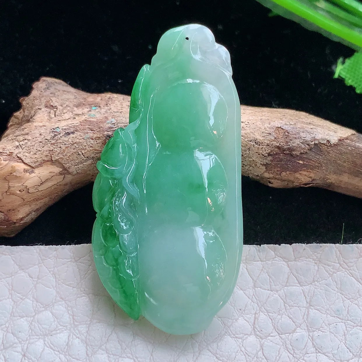 lz实拍42*20.5*7.8缅甸翡翠精雕辣绿一鸣惊人状元豆玉项坠 玉挂件