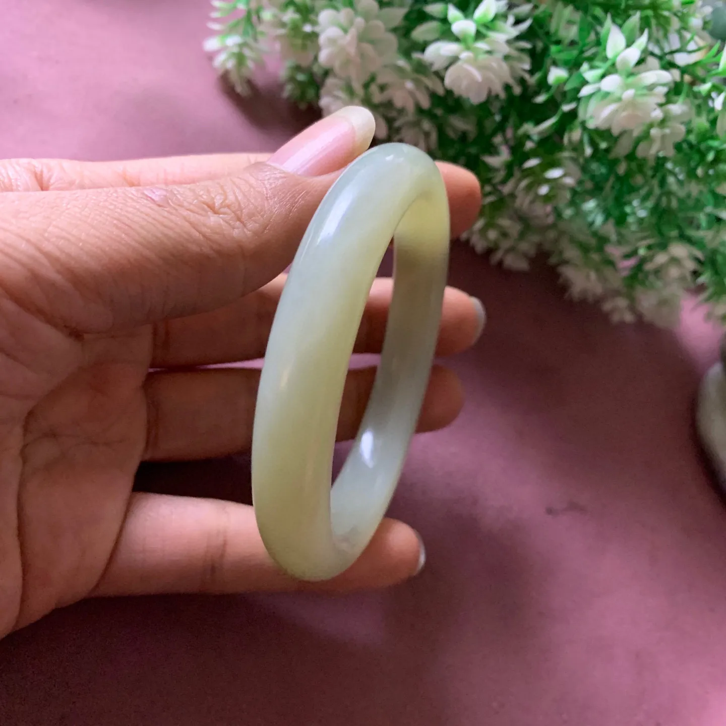 57.5圈口和田玉清水色手镯【挽间柔情】，和田玉57.5圈口手镯，精品粉糖，镯型古朴典雅。在诗情画意