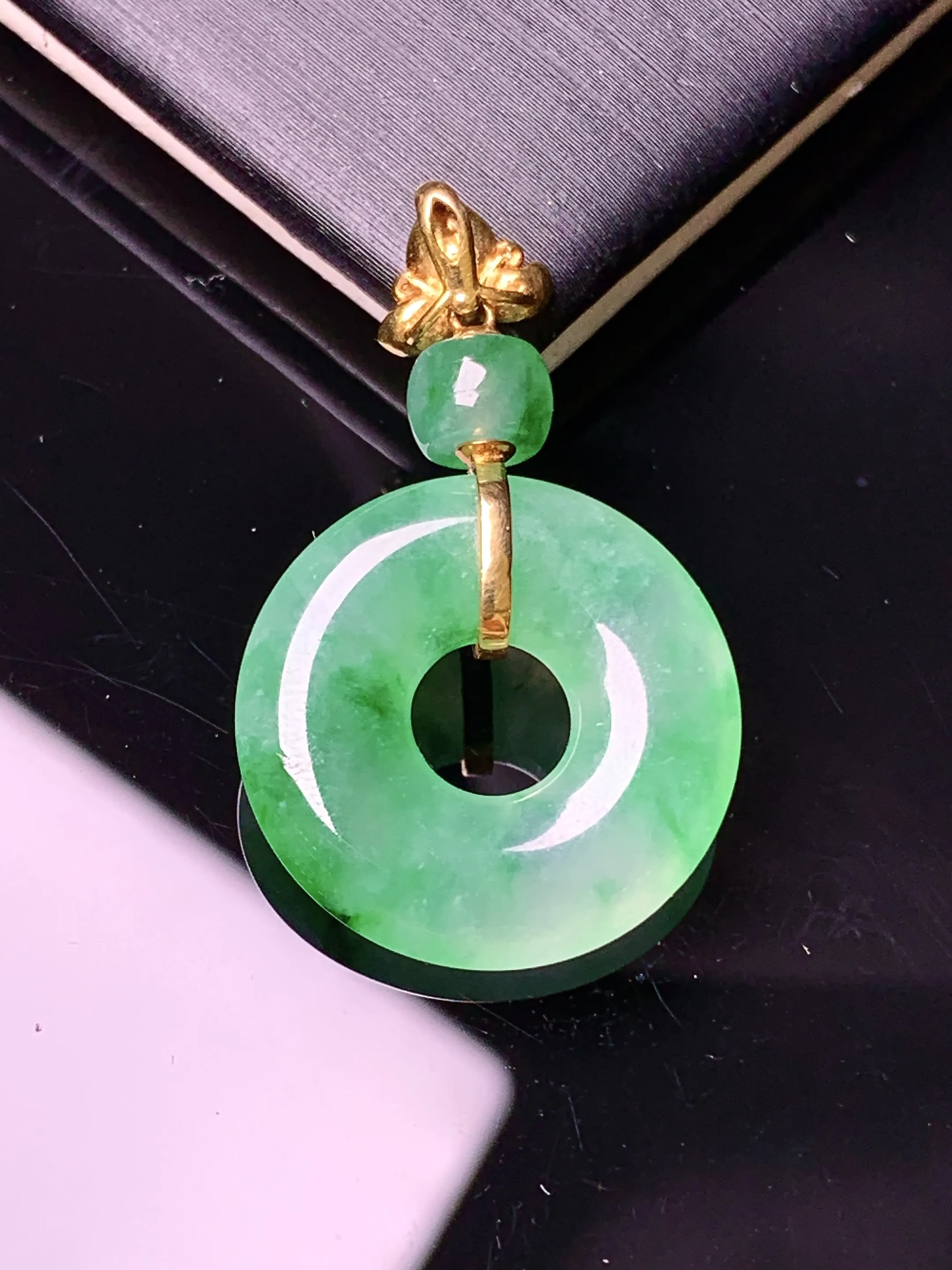 18k金钻镶嵌翠绿平安环吊坠 玉质细腻 色泽艳丽清新 整体尺寸30.5*18.9*3.8