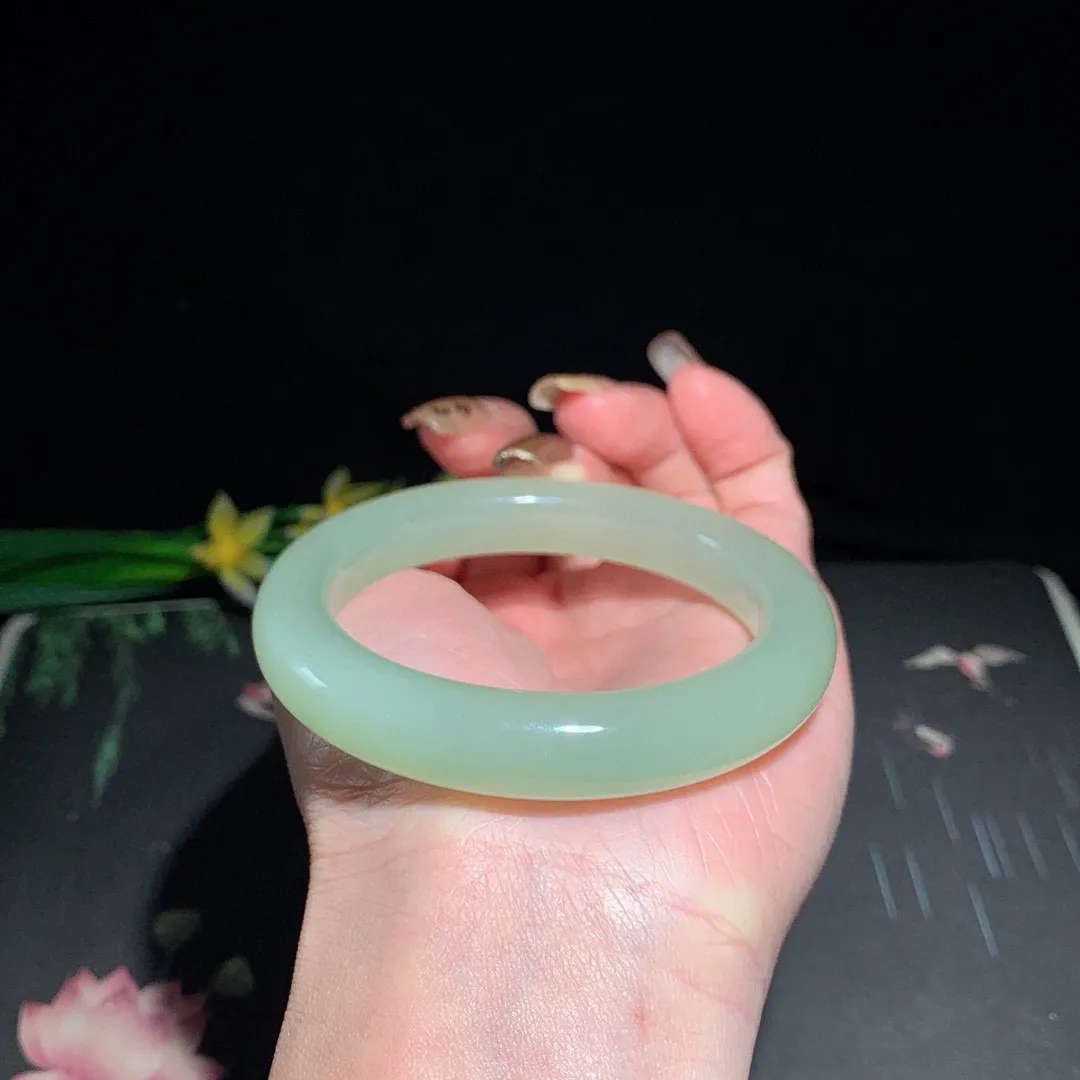 和田玉54.5圈晴水色手镯！清水色！玉质细腻油润 底色纯净  无裂无杂 脂粉好，品质高。