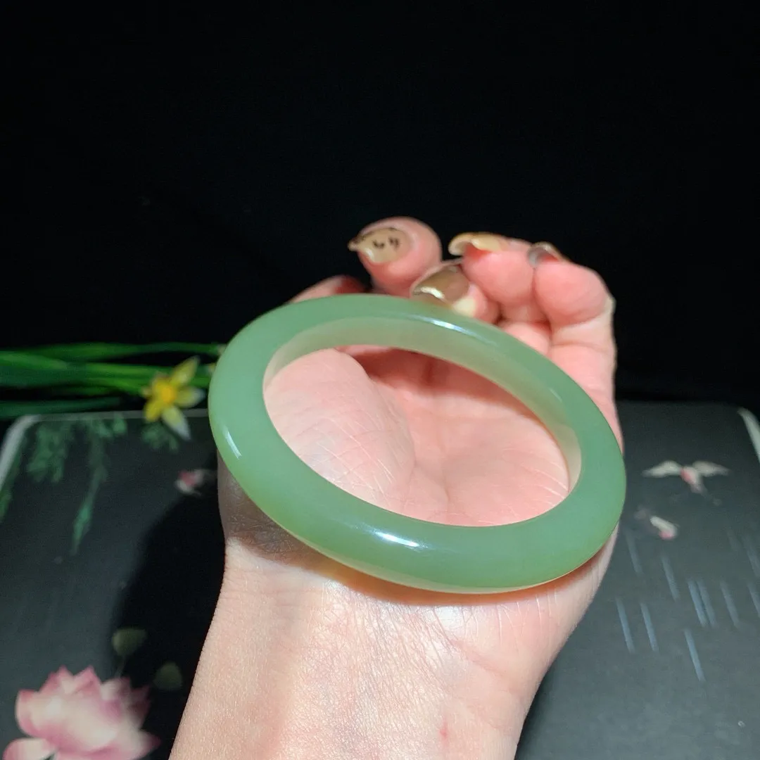 和田玉56.5圈晴水色手镯！清水色！玉质细腻油润 底色纯净  无裂无杂 脂粉好，品质高。