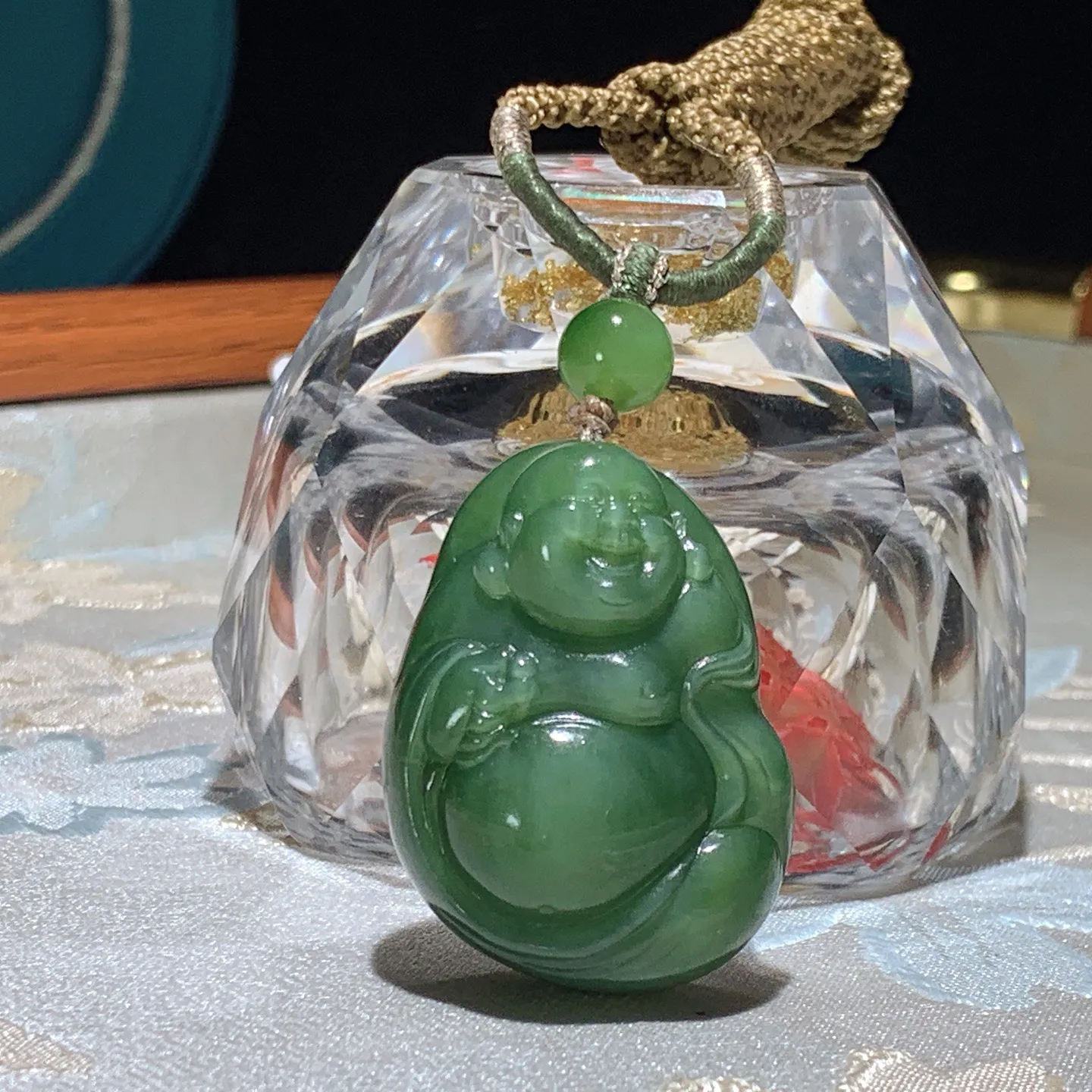 和田玉粉青俄罗斯碧玉佛引福来挂件！尺寸36/26/15重23.5克。无裂无杂无结构 玉质细腻油润。手推出油品相大气。250109