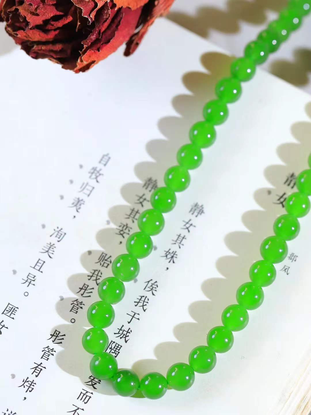 【珠圆玉润.项链】

精品和田玉碧玉珠圆玉润项链 玉质温润细腻  整串打磨圆润，佩戴舒适。珠珠落玉盘，间关莺语花底滑，一生美好时光，无论身在何处，都有它相伴相守。事事顺遂，幸福美满，吉祥如意。重40.9克 尺寸取一6mm  791252978A