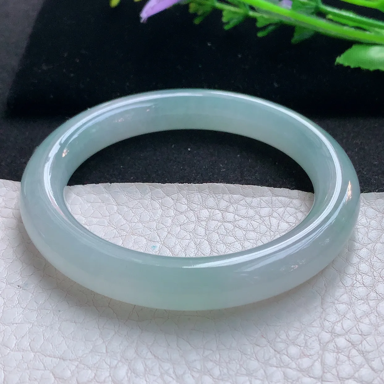 js实拍56*10美人镯 天然缅甸翡翠玉手镯冰润浅绿圆条玉手环