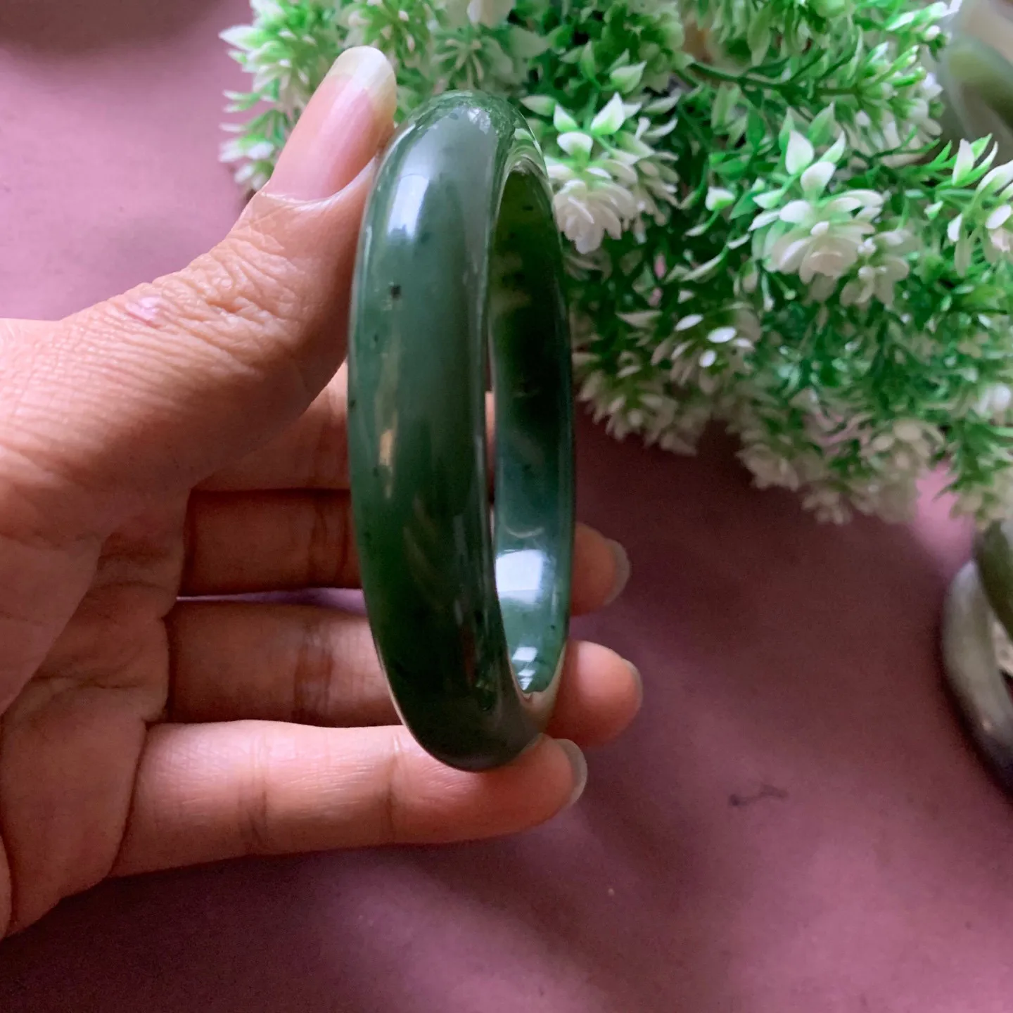 63圈口和田玉菠菜绿碧玉手镯【挽间柔情】，和田玉63圈口手镯，精品粉糖，镯型古朴典雅。在诗情画意的雨巷相遇，你是我腕间的一抹风情，有你眸有深情.清风荡漾湖间静水，我愿俯身低眉，在烟波涟漪处寻