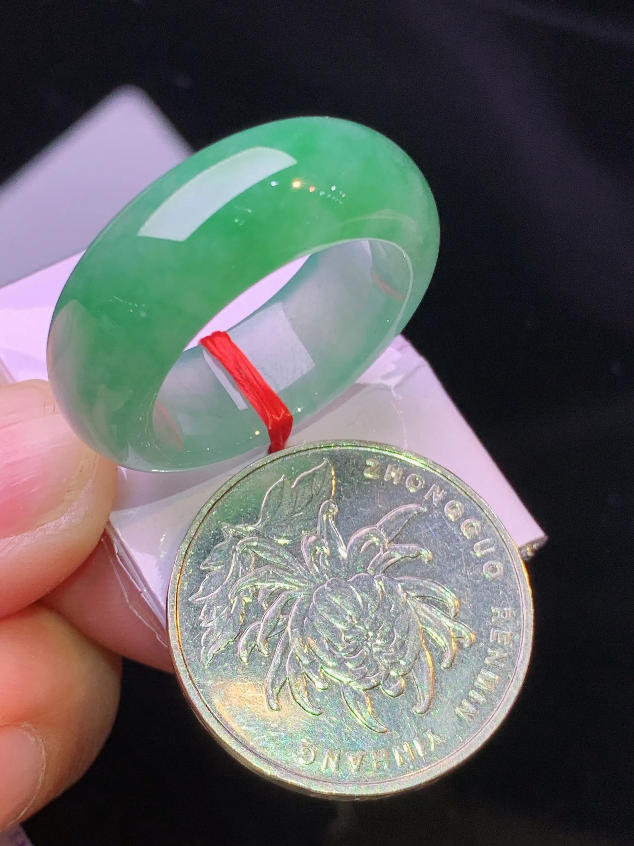 翠绿指环 吊坠 玉质细腻 色泽艳丽清新 圈口20 整体尺寸28.2*8.8*4.5