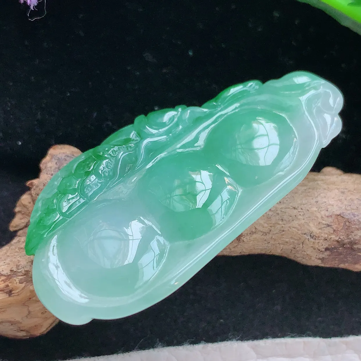 lz实拍42*20.5*7.8缅甸翡翠精雕辣绿一鸣惊人状元豆玉项坠 玉挂件