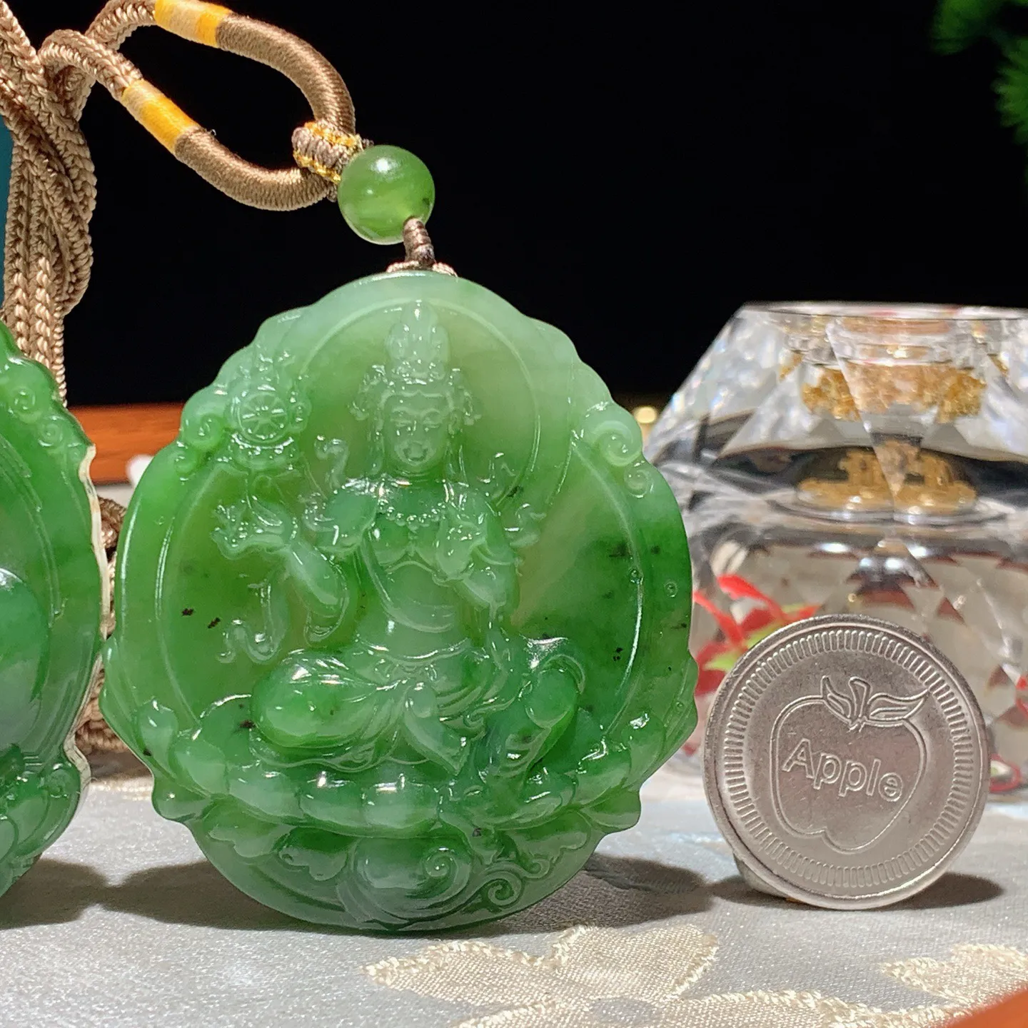 一对和田玉阳绿俄罗斯碧玉观音佛对牌挂件 尺寸54/49/10总重90克。玉质细腻油润。手推出油品相大气。250109