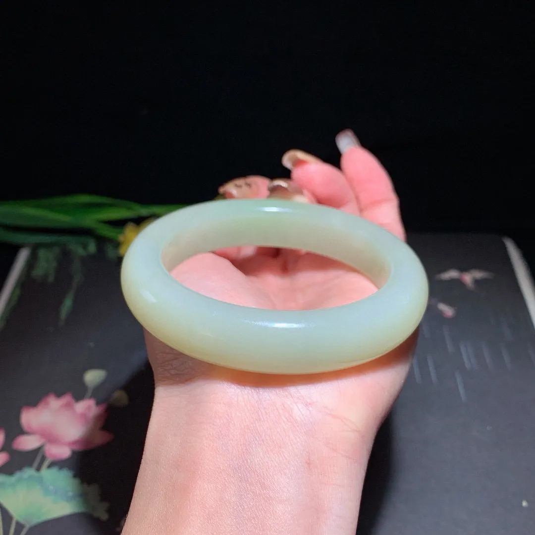 和田玉58.5圈口翠青宽条手镯！玉质细腻油润 底色纯净 无裂无黑 脂粉好，品质高