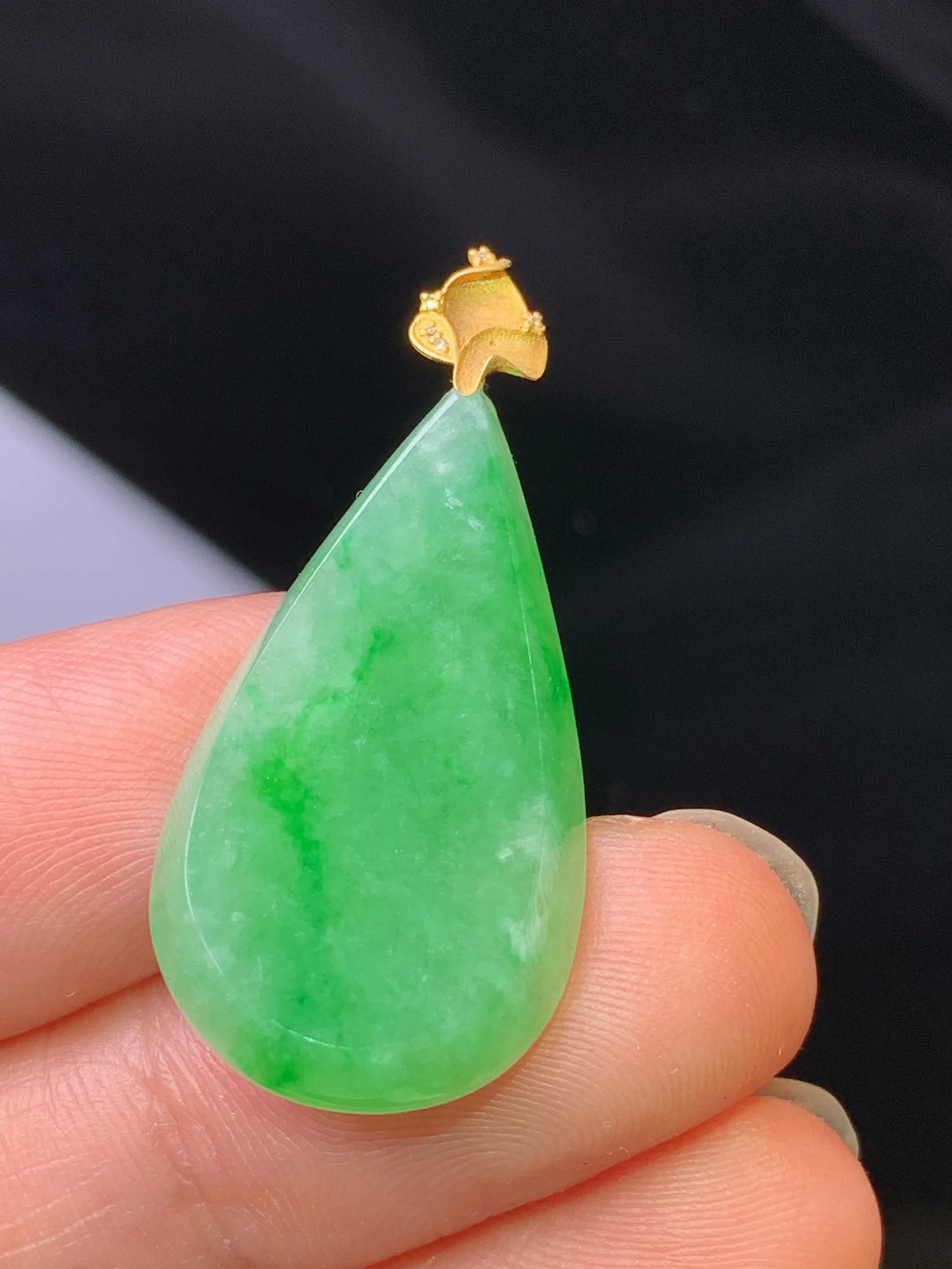 18k金镶嵌翠绿水滴吊坠 玉质细腻 色泽艳丽清新 整体尺寸34*15.7*4