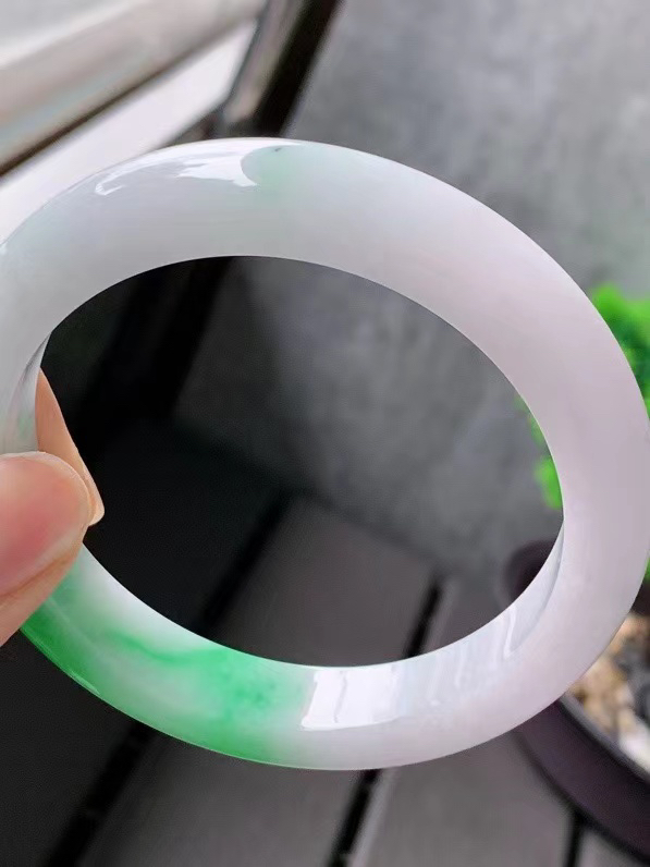 【翡翠名称】老种冰飘绿60.8正圈口手镯
【翡翠尺寸】适合60-61正圈口佩戴
【翡翠描述】宝贝种老水足，玉质细腻，色泽靓丽，性价比高，佩戴效果好！
【其它赠送】权威证书/精美挂绳盒子/支持全国复检