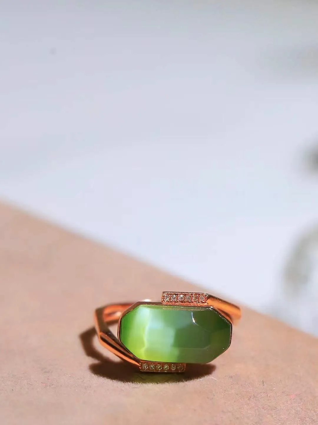 【金镶玉.戒指】

精品和田玉碧玉猫眼18k金镶嵌戒指 玉质细腻温润 油性十足 ，不论时光如何流转变