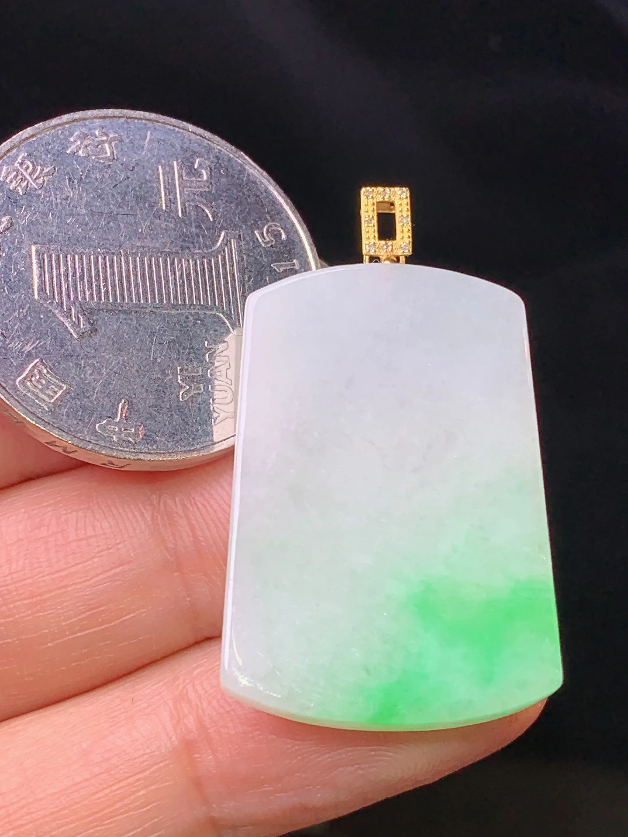 18k金镶嵌飘绿无事牌吊坠 玉质细腻 色泽艳丽清新 整体尺寸34.8*20.2*3.5