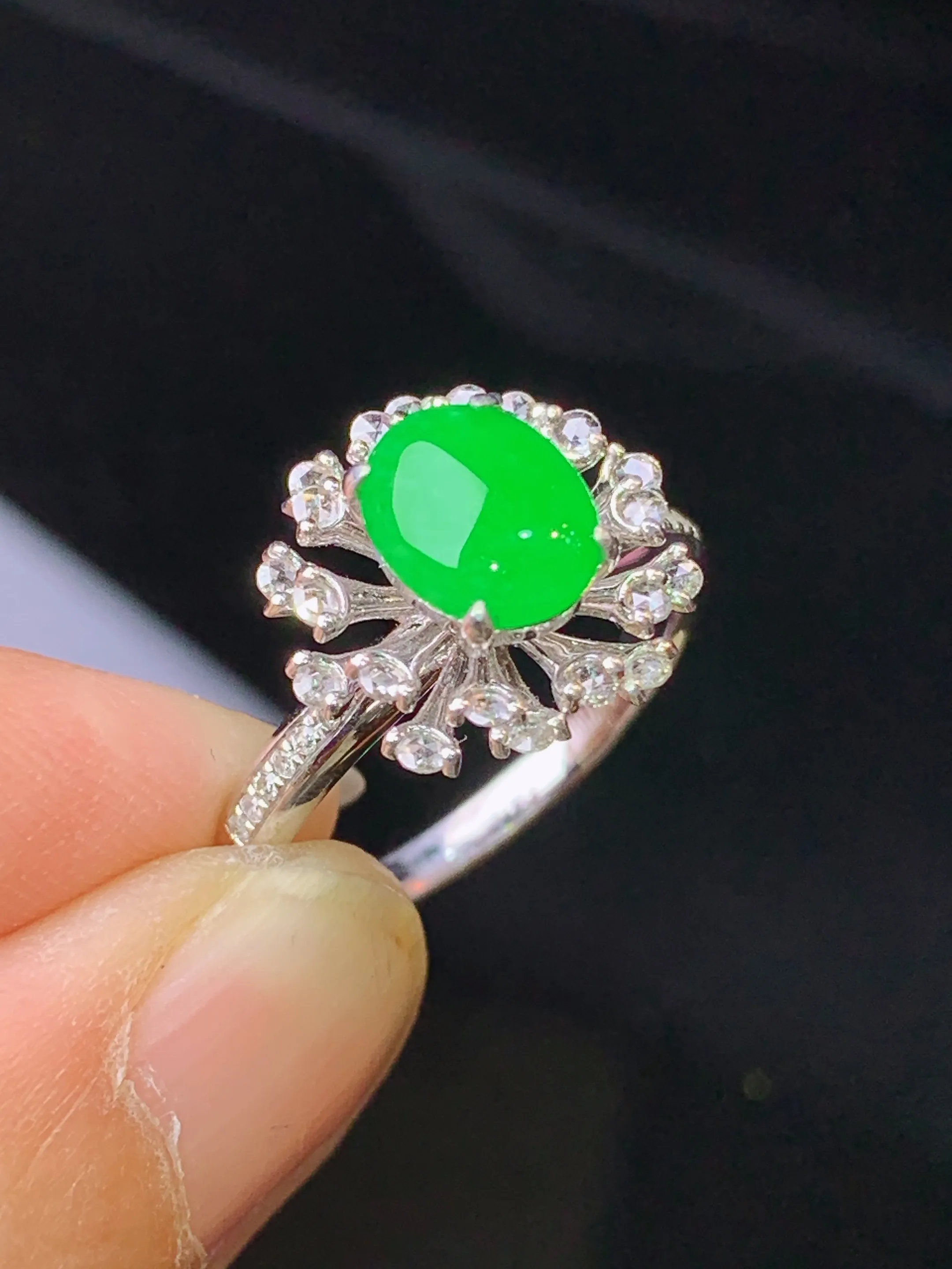 18k金钻镶嵌满绿蛋面戒指 玉质细腻 色泽艳丽清新 圈口14 整体尺寸13*13.8*7.6