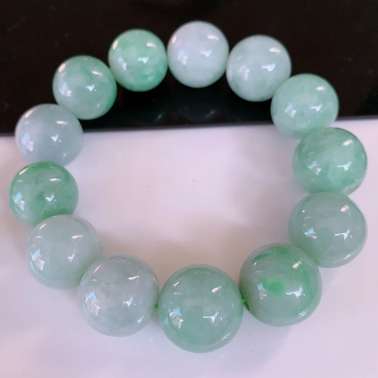 自然光实拍，大颗冰润飘绿翡翠圆珠手串手链，种老水足，冰清玉润  颜色漂亮  #001.1取一尺寸17.6
