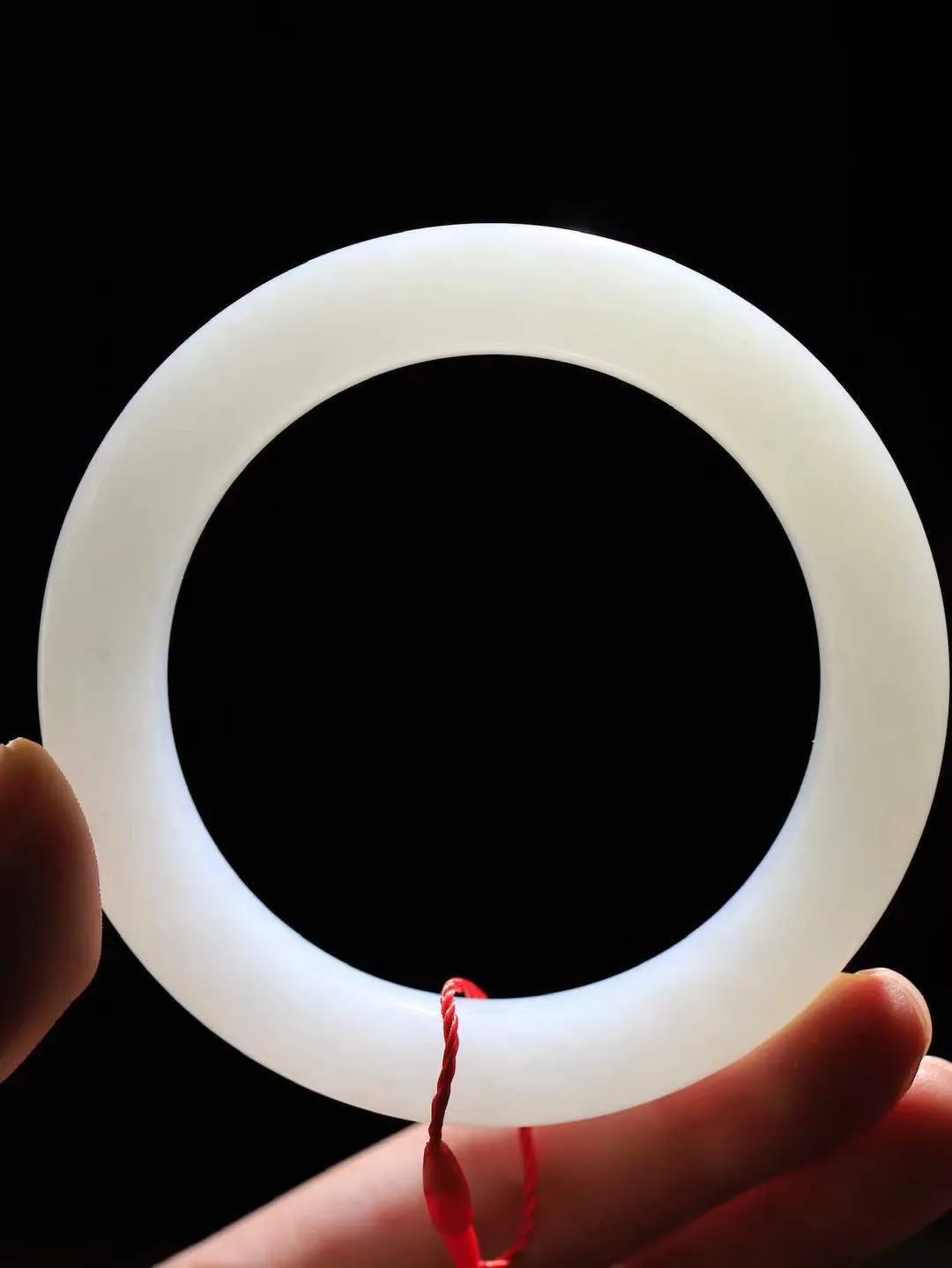 （一见倾心.手镯）

精品和田玉白玉手镯，玉质温润细腻 油性十足 手感舒适，高华雅逸，线条流畅，简约大气，美自天成，素雅高贵。佩戴于腕间，婉约之美，举手投足间透出那低调奢华。重73克  尺寸57.5-12.3-11.5mm  56101136A