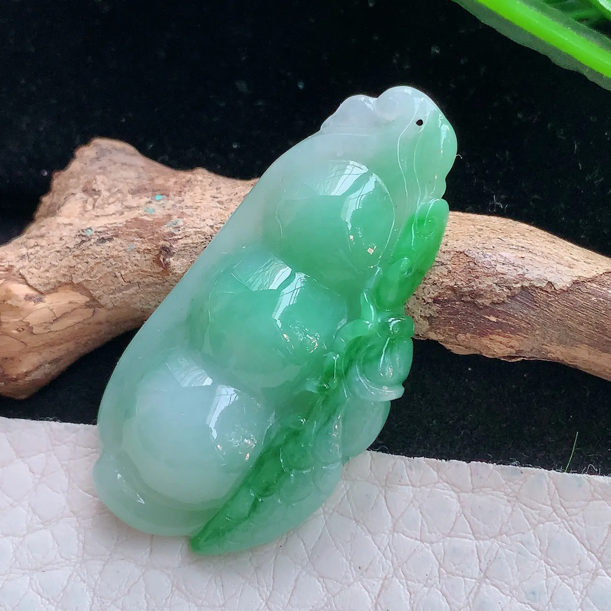 lz实拍42*20.5*7.8缅甸翡翠精雕辣绿一鸣惊人状元豆玉项坠 玉挂件