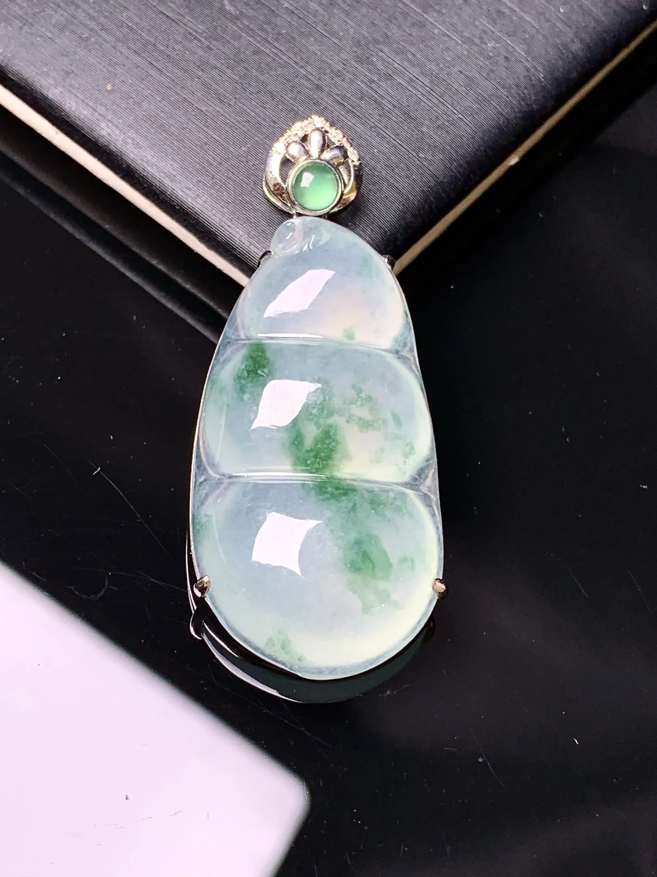 18k金镶嵌冰种飘绿四季豆吊坠 玉质细腻 色泽艳丽清新 整体尺寸38.5*16.5*6.3