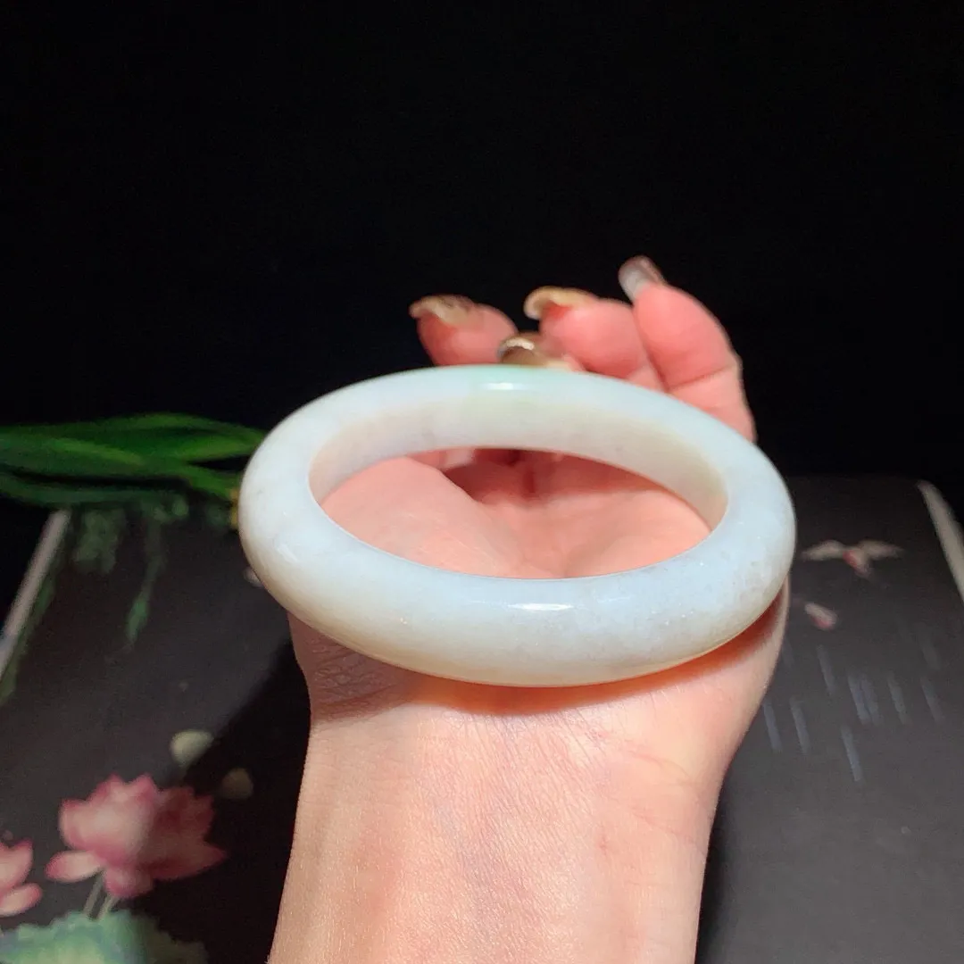 和田玉58圈口翠青手镯！玉质细腻油润 底色纯净 无裂无黑 脂粉好，品质高