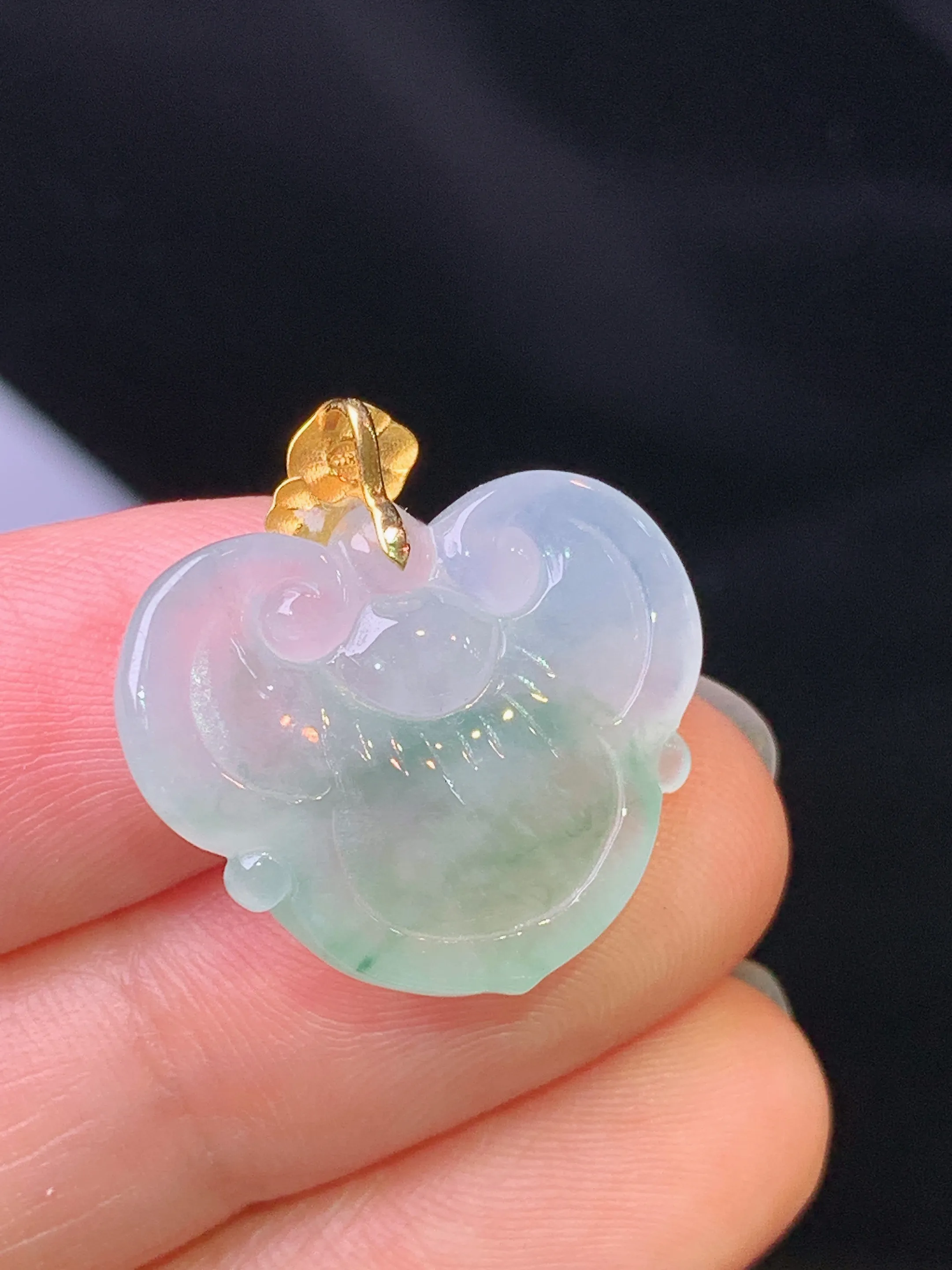 18k金镶嵌飘绿如意头吊坠 玉质细腻 色泽艳丽清新 整体尺寸21.5*21.8*5.7