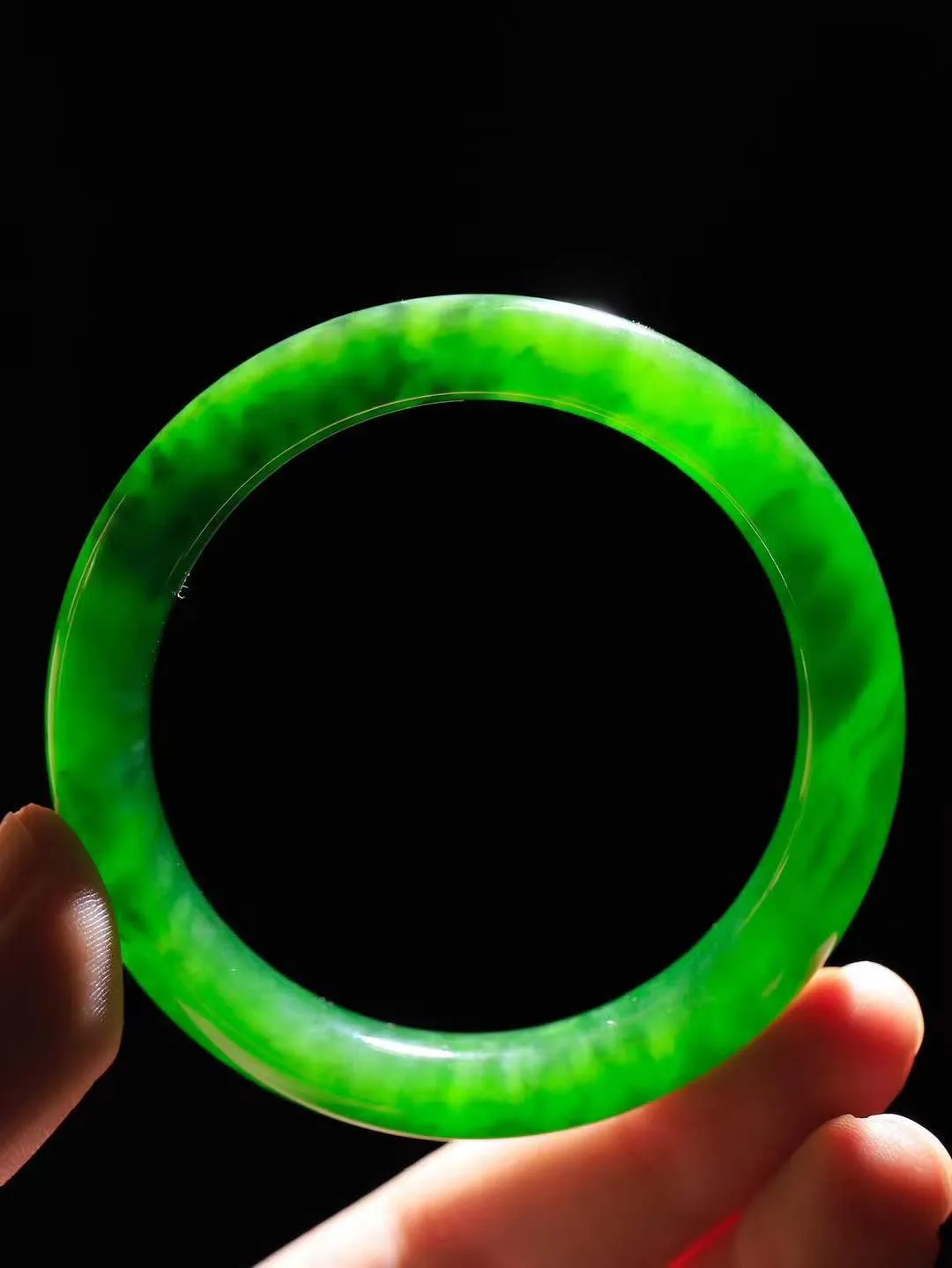 【碧色荡漾·手镯】

收藏级和田玉碧玉手镯，玉质细腻温润，手感舒适，️线条流畅，简约大气，美自天成，佩戴于腕间，婉约之美，举手投足间透出那份低调奢华，醉人心扉。重47.8克  内径圈口54mm  尺寸11.3-8.5mm  FDA-66161033