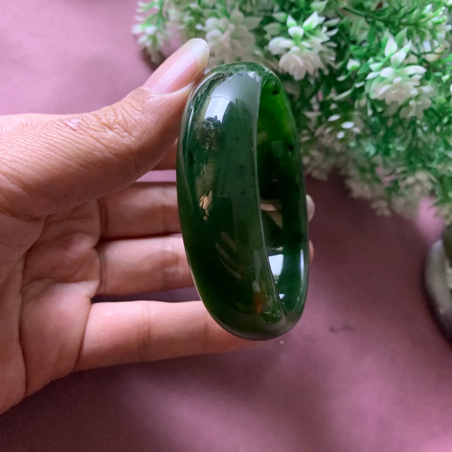 58圈口和田玉碧玉菠菜绿宽版手镯【挽间柔情】，和田玉58圈口宽版手镯，精品粉糖，镯型古朴典雅。在诗情画意的雨巷相遇，你是我腕间的一抹风情，有你眸有深情.清风荡漾湖间静水，我愿俯身低眉，在烟波涟漪处寻