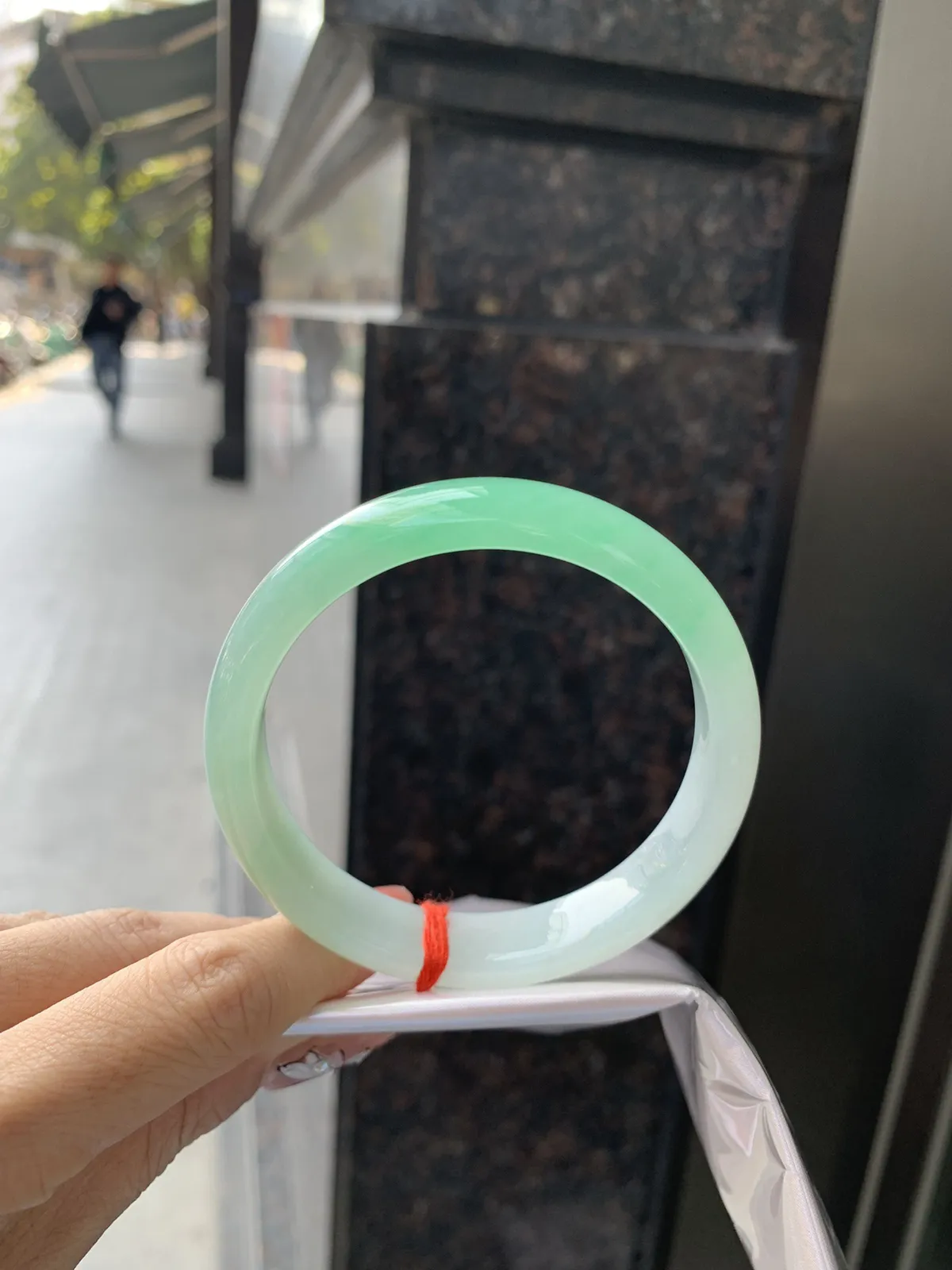 冰胶阳绿半山水
59.5-13.4-7.5底妆水润细腻，半截甜阳翠色肆意流淌，娇艳欲滴，半山半水，宛如春日里的繁华盛景