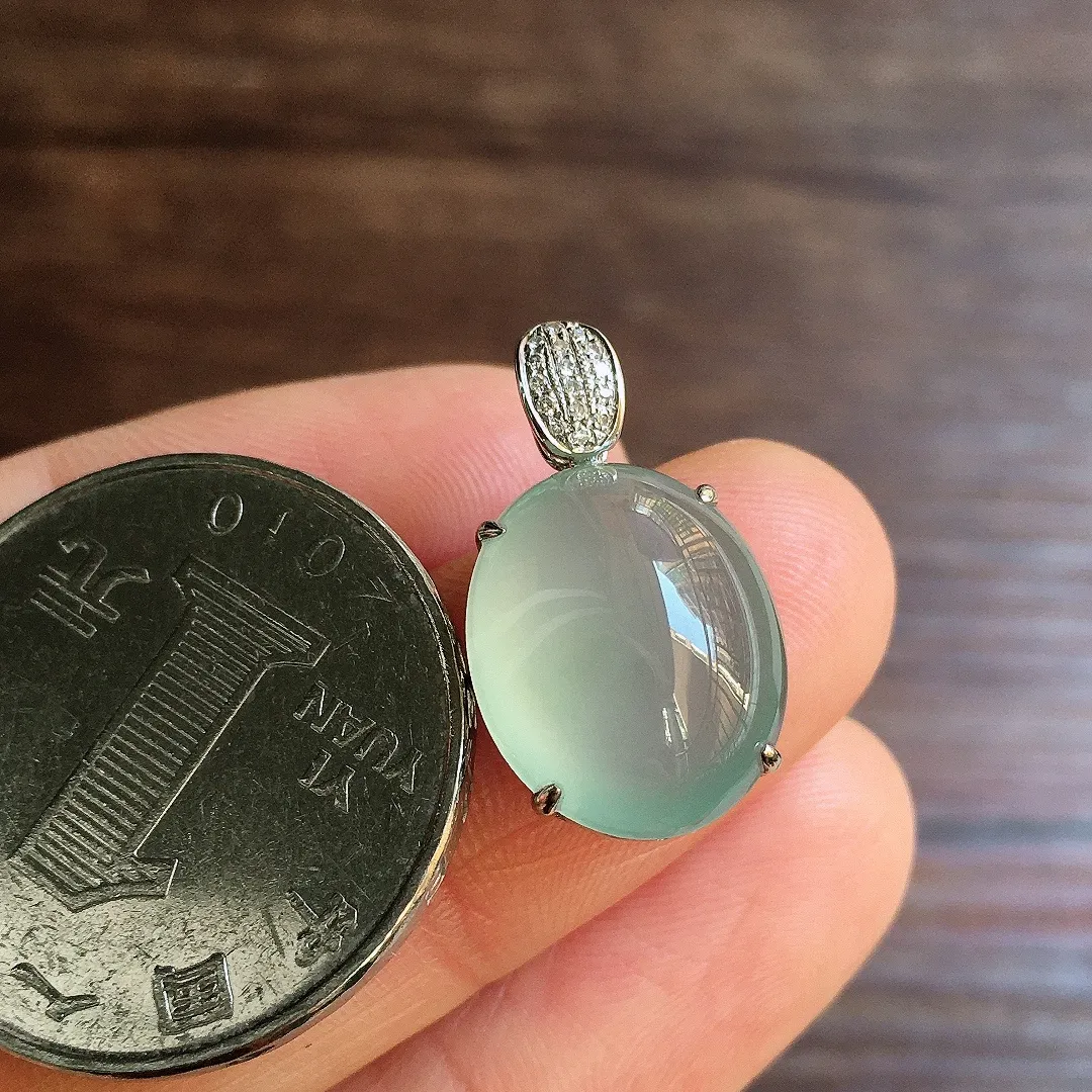 冰种底色蛋面吊坠，18k金镶嵌，冰润饱满，玉质细腻，种水足，Gs 尺寸20.8*12.1*7.3