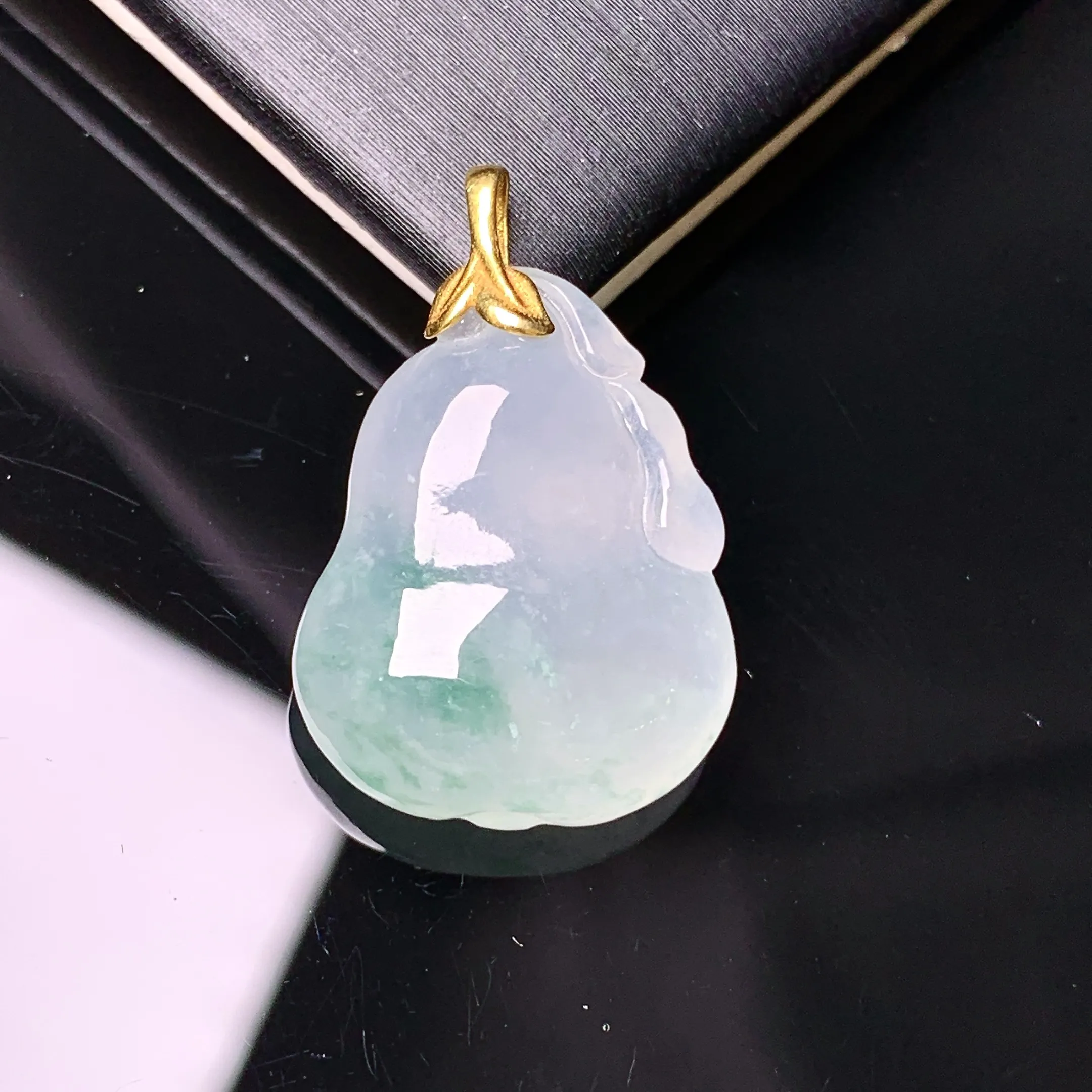 18k金镶嵌冰种葫芦吊坠 玉质细腻 色泽艳丽清新 整体尺寸24*16*6.6