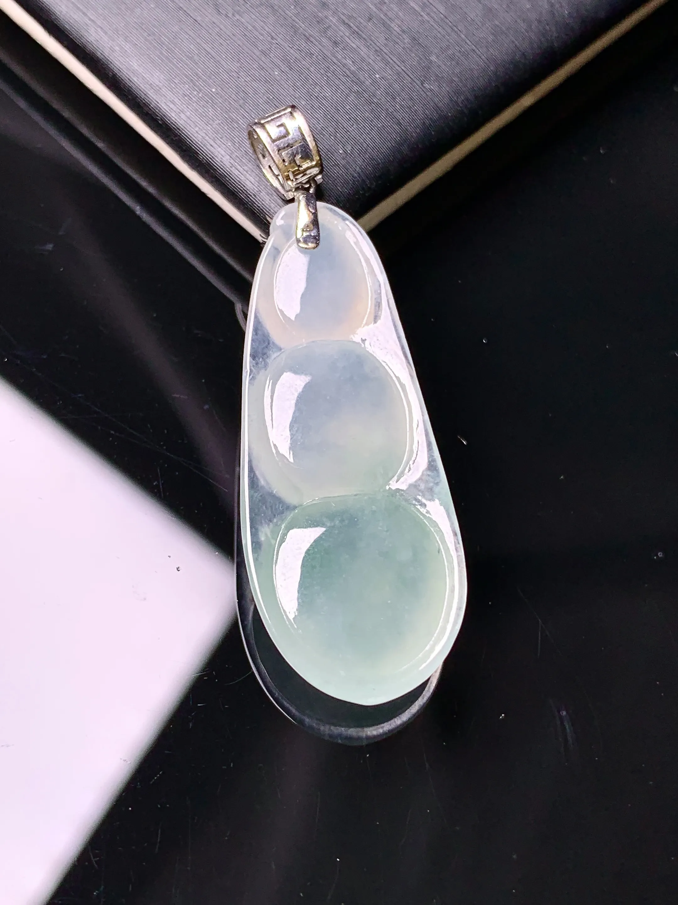 18k金镶嵌冰种四季豆吊坠 玉质细腻 色泽艳丽清新 整体尺寸38.2*12.8*4.8