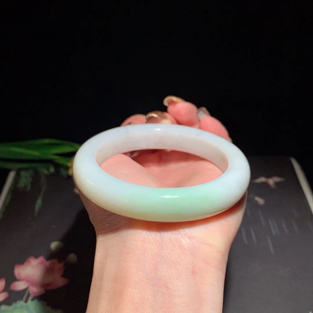 和田玉58圈口翠青手镯！玉质细腻油润 底色纯净 无裂无黑 脂粉好，品质高