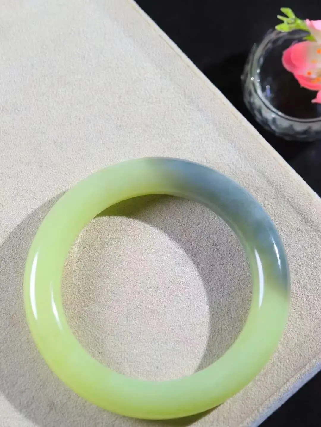 【花样年华·手镯】

精品和田玉双色圆条手镯，质地油润细腻，色泽高贵典雅，镯型古朴典雅。在诗情画意的雨巷相遇，你是我腕间的一抹风情，有你眸有深情，清风荡漾湖间静水，我愿俯身低眉，在烟波涟漪处，寻你深情倩影。内径57mm尺寸11.5-11.3mm 重67克。fDL-36181088