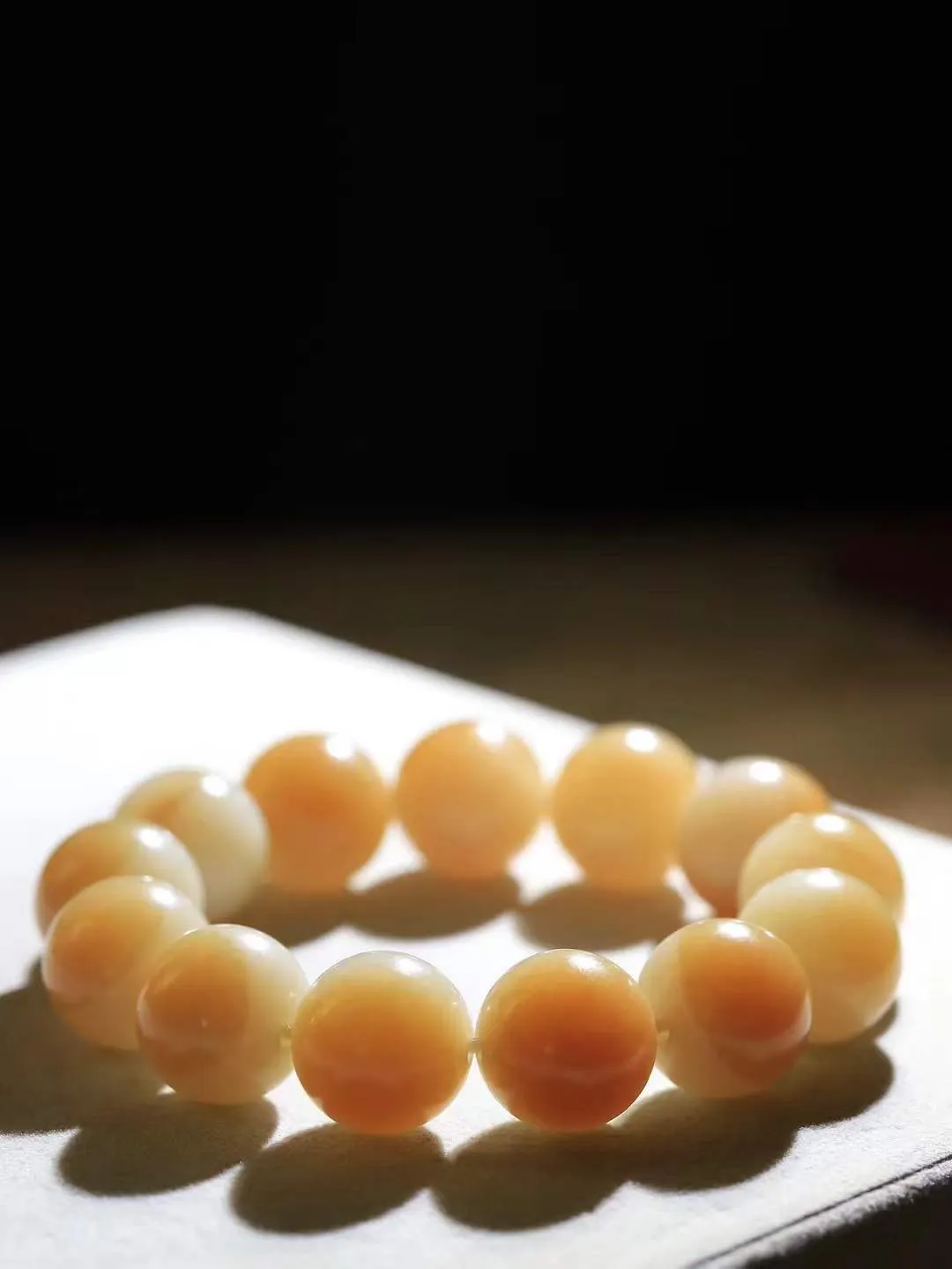 【珠圆玉润.手串】

精品和田玉糖白玉珠圆玉润手串 玉质温润细腻  整串打磨圆润，佩戴舒适。珠珠落玉盘，间关莺语花底滑，一生美好时光，无论身在何处，都有它相伴相守。事事顺遂，幸福美满，吉祥如意。重116.7克 尺寸取一18mm FDL-16141000