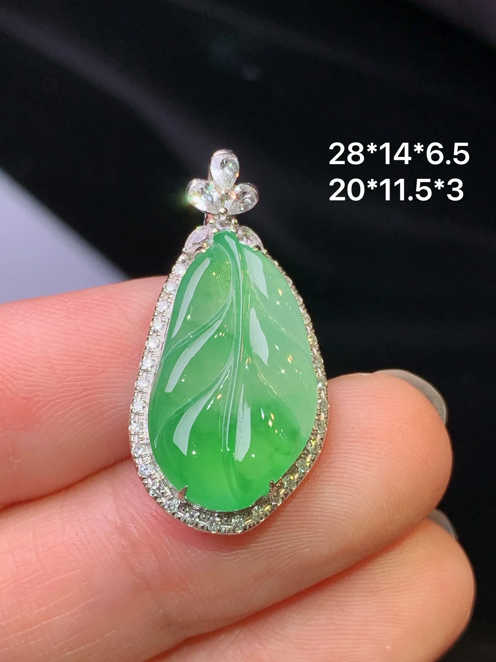 18k金镶嵌翠绿树叶吊坠 玉质细腻 色泽艳丽清新 整体尺寸28*14*6.5