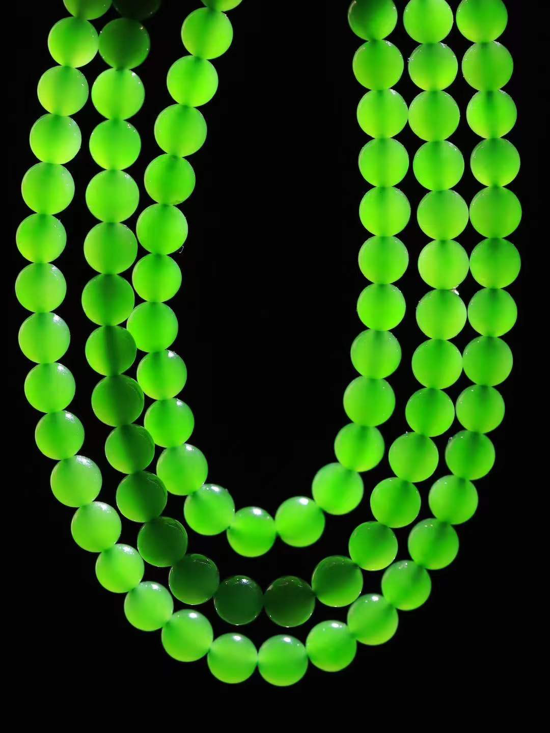 【珠圆玉润.项链】

精品和田玉碧玉珠圆玉润项链 玉质温润细腻  整串打磨圆润，佩戴舒适。珠珠落玉盘，间关莺语花底滑，一生美好时光，无论身在何处，都有它相伴相守。事事顺遂，幸福美满，吉祥如意。重40.9克 尺寸取一6mm  791252978A