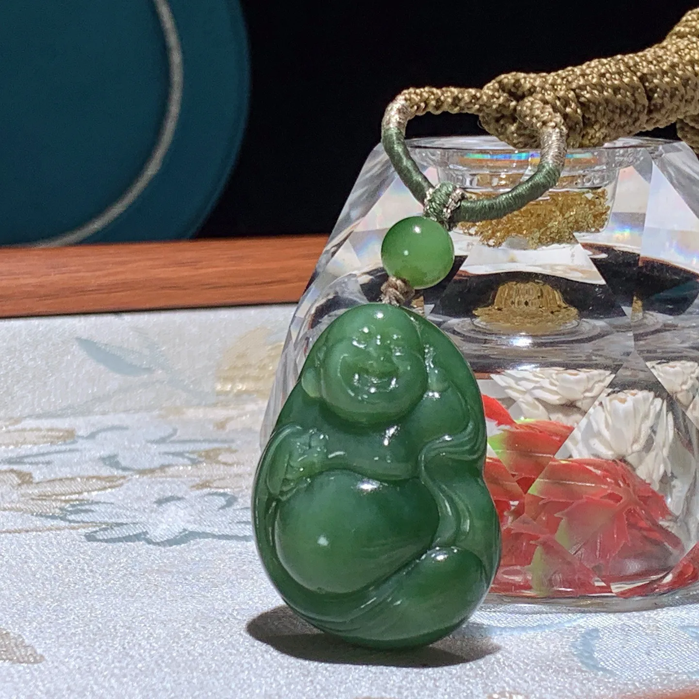 和田玉粉青俄罗斯碧玉佛引福来挂件！尺寸36/26/15重23.5克。无裂无杂无结构 玉质细腻油润。手