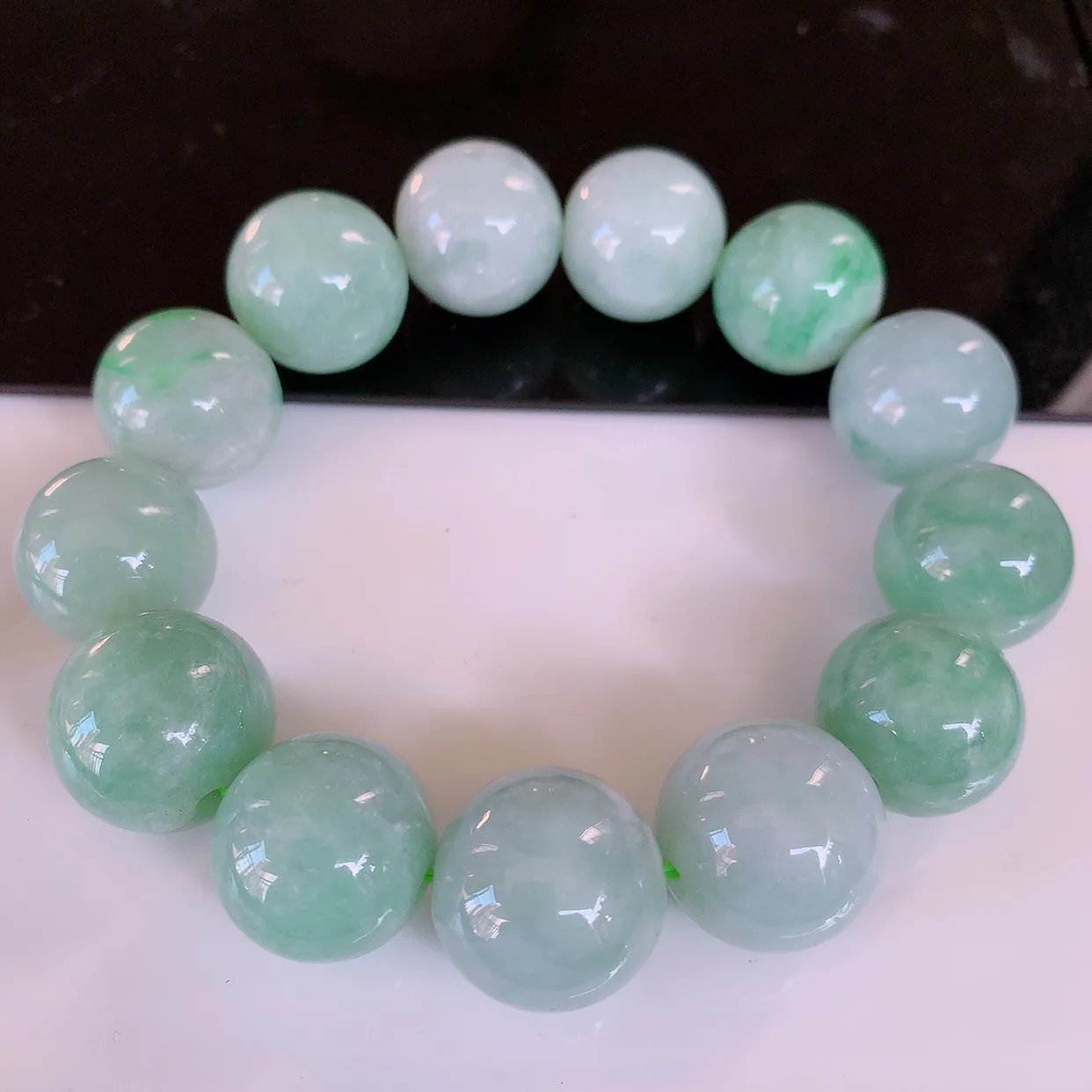 自然光实拍，大颗冰润飘绿翡翠圆珠手串手链，种老水足，冰清玉润  颜色漂亮  #001.1取一尺寸17.6