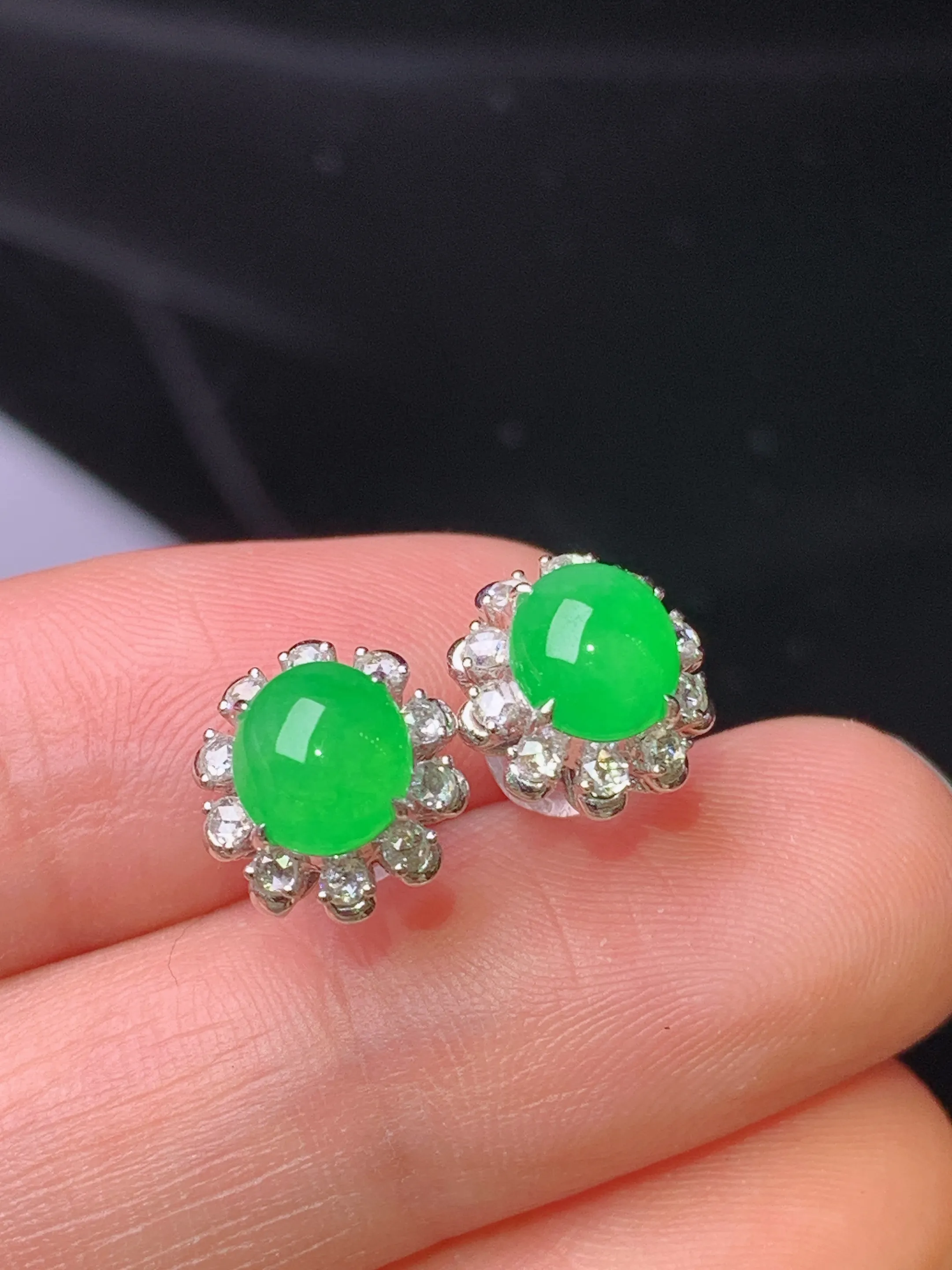 18k金钻镶嵌满绿蛋面耳钉 玉质细腻 色泽艳丽清新 整体尺寸9.8*9.3*6.8