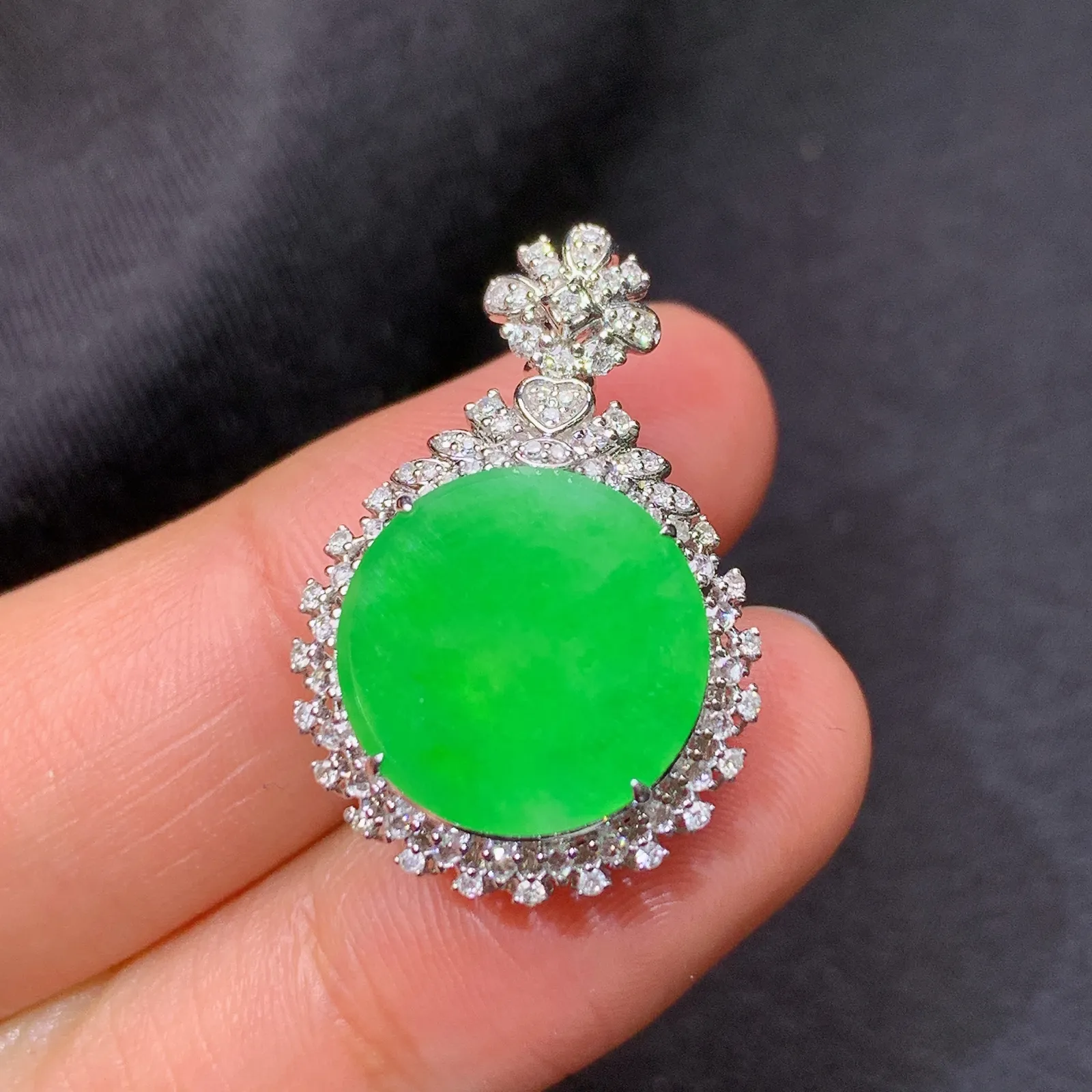 阳绿圆牌吊坠，18k金镶嵌，冰润色阳，种老水足，Cr 尺寸26.6*17.7*9.3