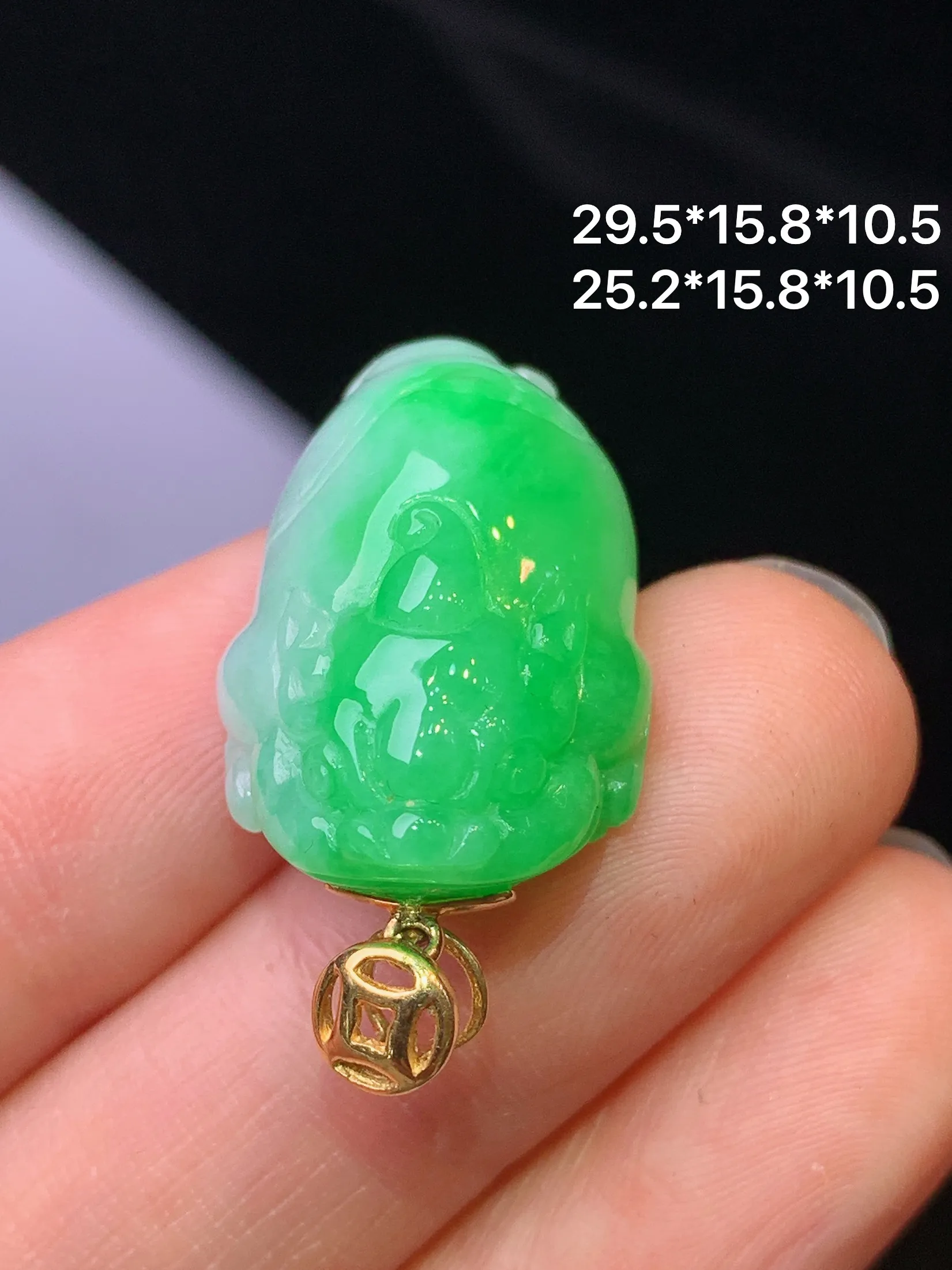 18k金镶嵌翠绿金蟾吊坠 玉质细腻 色泽艳丽清新 整体尺寸29.5*15.8*10.5