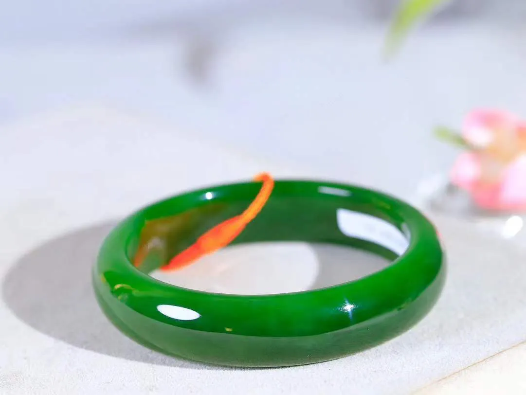 （温柔雅致.手镯）

收藏级臻品️和田玉碧玉手镯。镯型饱满，温润细腻，脂润沁香。️执一卷书，沏一盏茶，着一袭裙，戴一只镯。淡淡浅笺，素心若兰，静赏玉中诗画。悠悠岁月，芊手轻摘，盛满诗样芳华。重64.6克   尺寸59-15-8.2mm    FDA-32151000