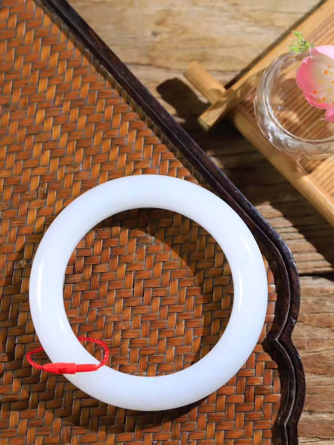 （一见倾心.手镯）

精品和田玉白玉手镯，玉质温润细腻 油性十足 手感舒适，高华雅逸，线条流畅，简约大气，美自天成，素雅高贵。佩戴于腕间，婉约之美，举手投足间透出那低调奢华。重73克  尺寸57.5-12.3-11.5mm  56101136A