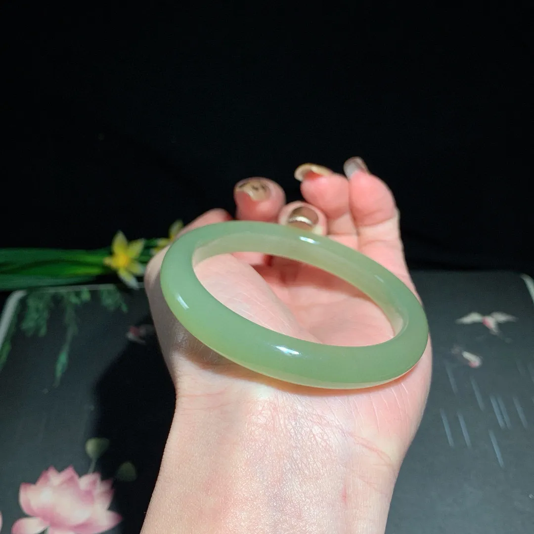 和田玉54.5圈晴水色手镯！清水色！玉质细腻油润 底色纯净  无裂无杂 脂粉好，品质高。