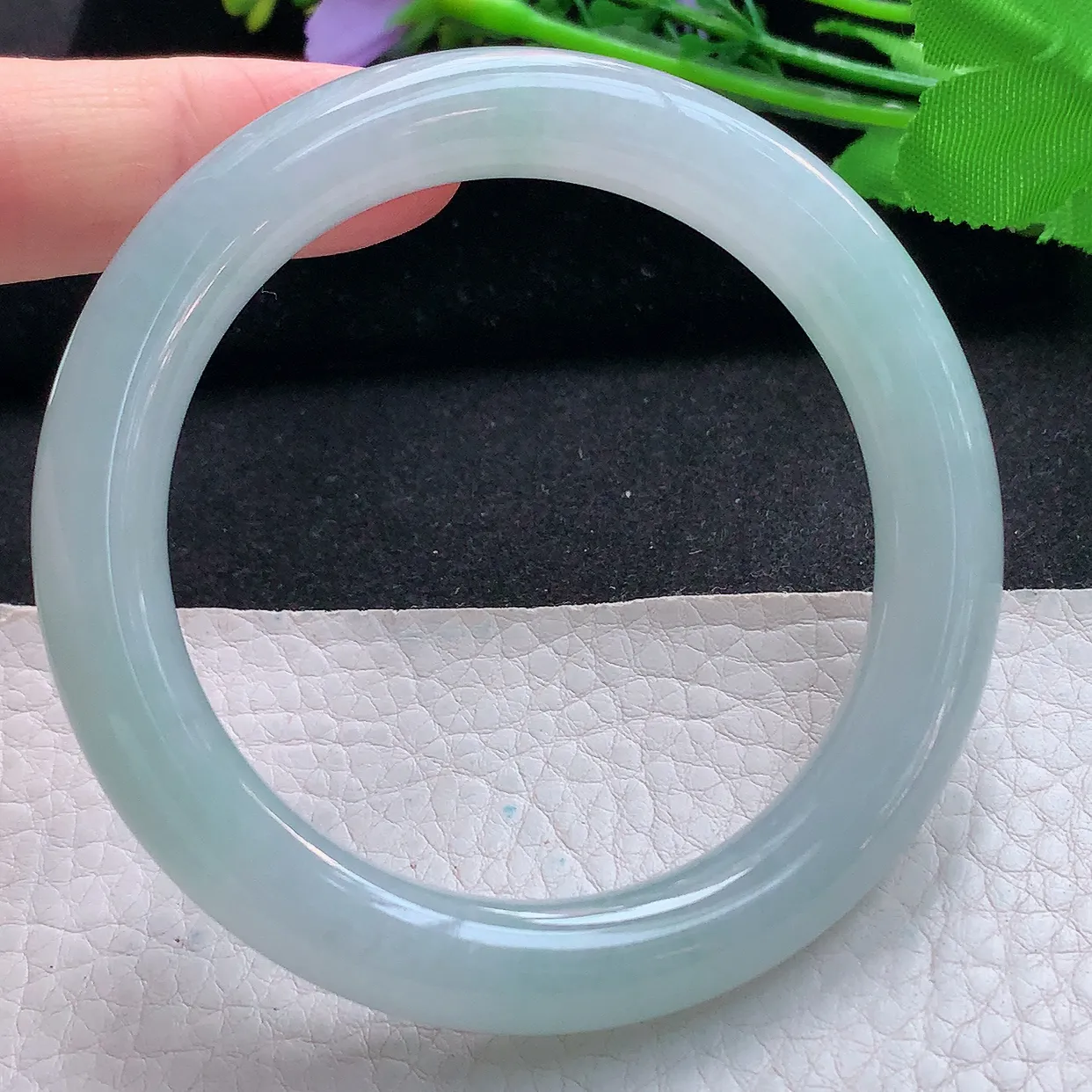 js实拍56*10美人镯 天然缅甸翡翠玉手镯冰润浅绿圆条玉手环